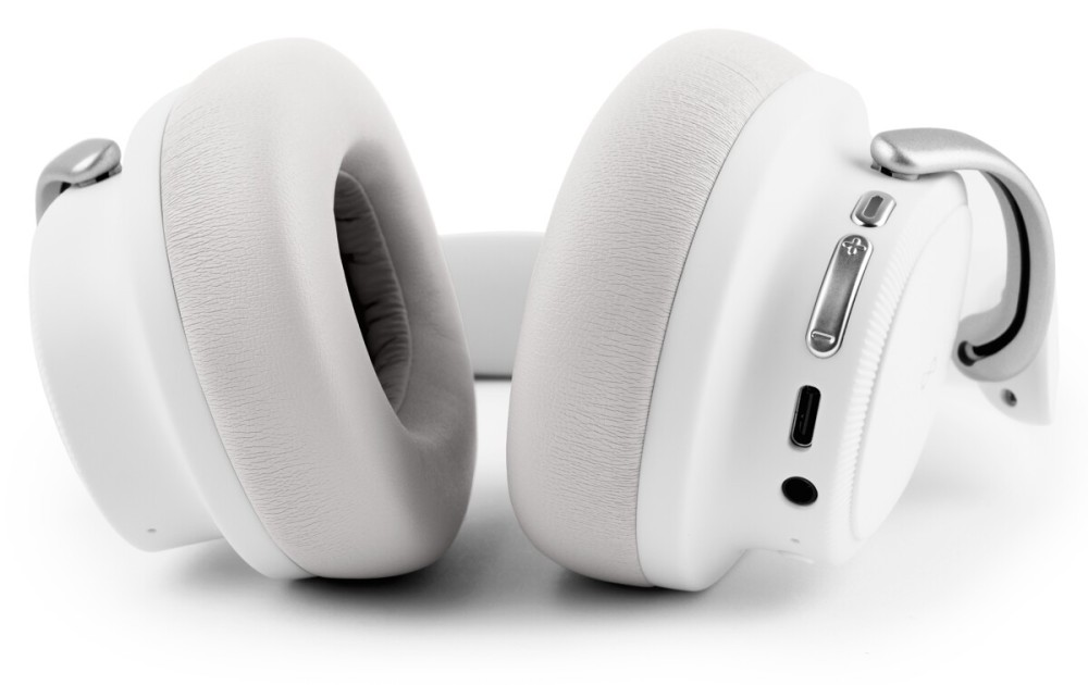 Weiße Over-Ear-Kopfhörer mit Bedienelementen und USB-C-Anschluss.