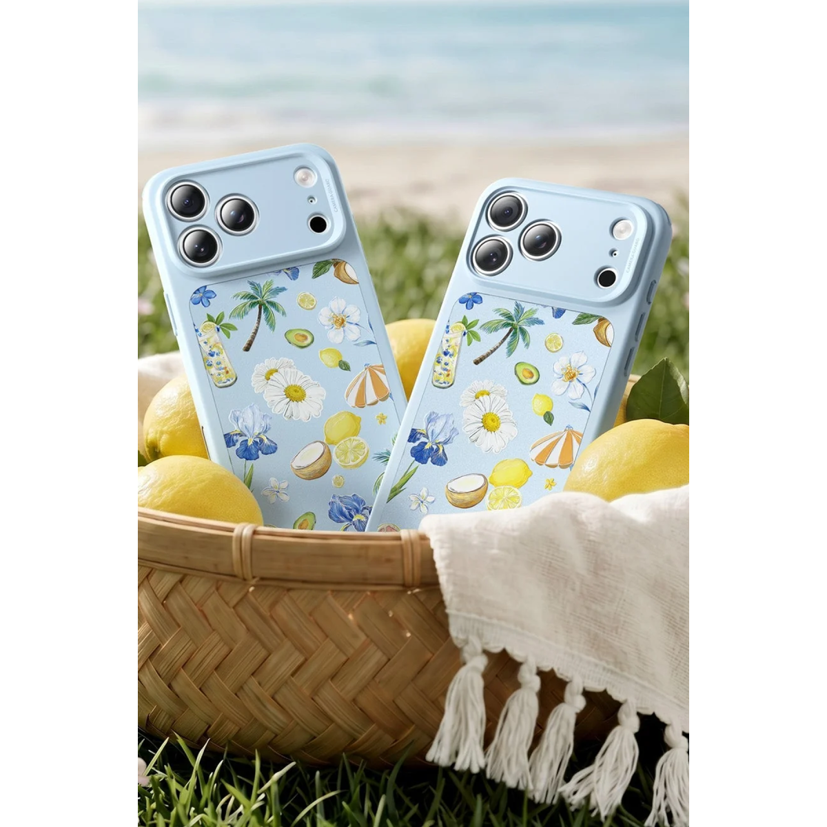 Limonlu bir sepet içinde yaz desenli iki açık mavi telefon kılıfı.
