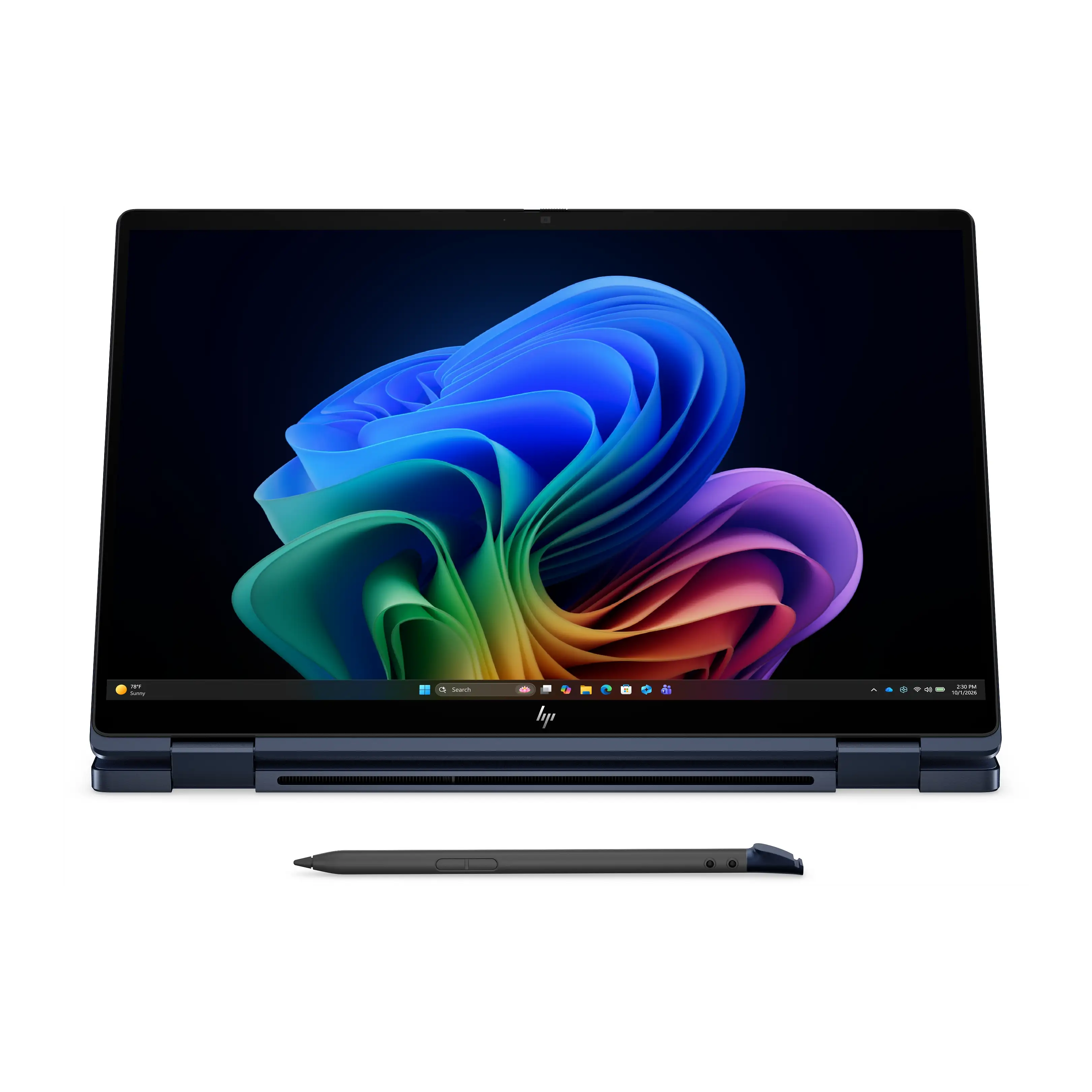 Un laptop HP blu scuro mostra uno sfondo astratto colorato, con una penna stilo posizionata davanti su una superficie bianca.