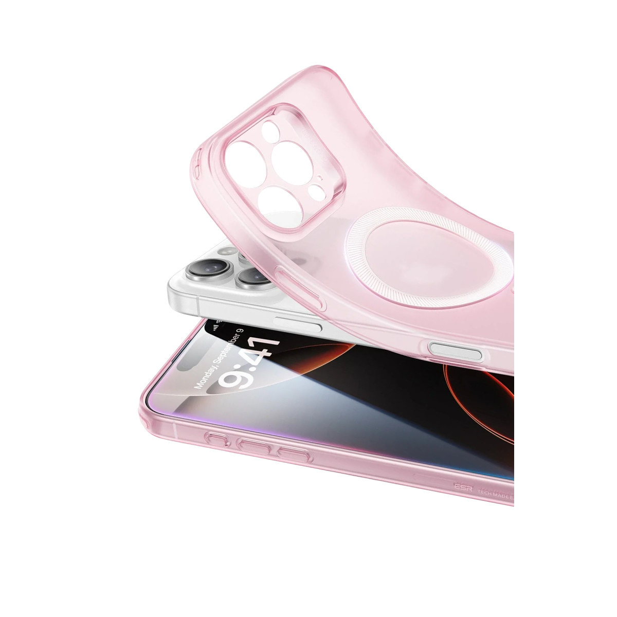 Beyaz arka planda şeffaf pembe MagSafe kılıfa giren bir akıllı telefon.