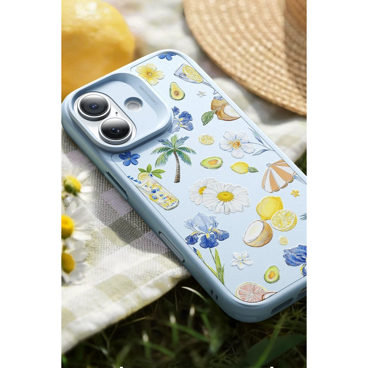 Papatyalar, limonlar ve palmiye ağaçları gibi yaz motifleriyle süslenmiş açık mavi telefon kılıfı.