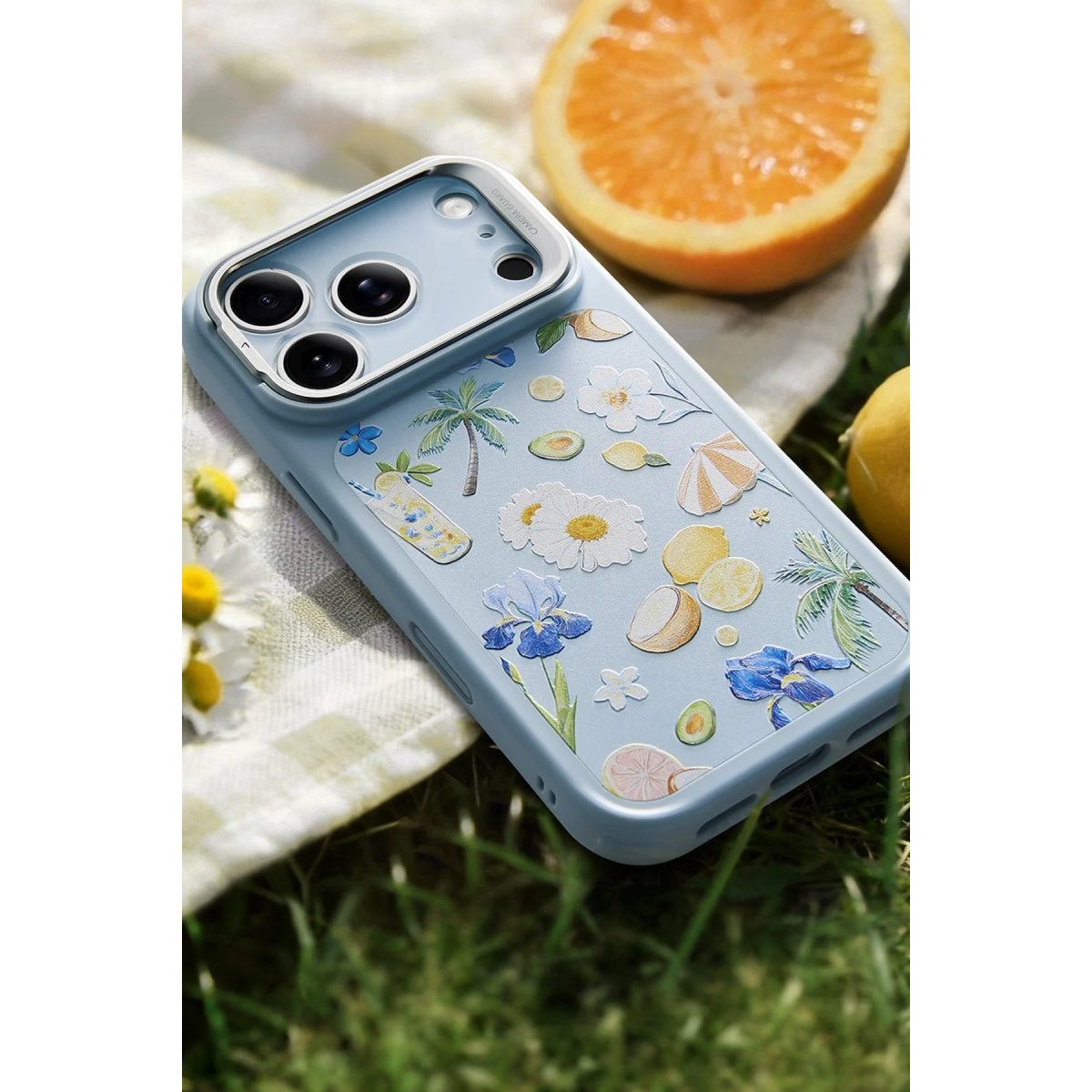 Narenciye meyveli piknik örtüsü üzerinde yaz motifli mavi telefon kılıfı.