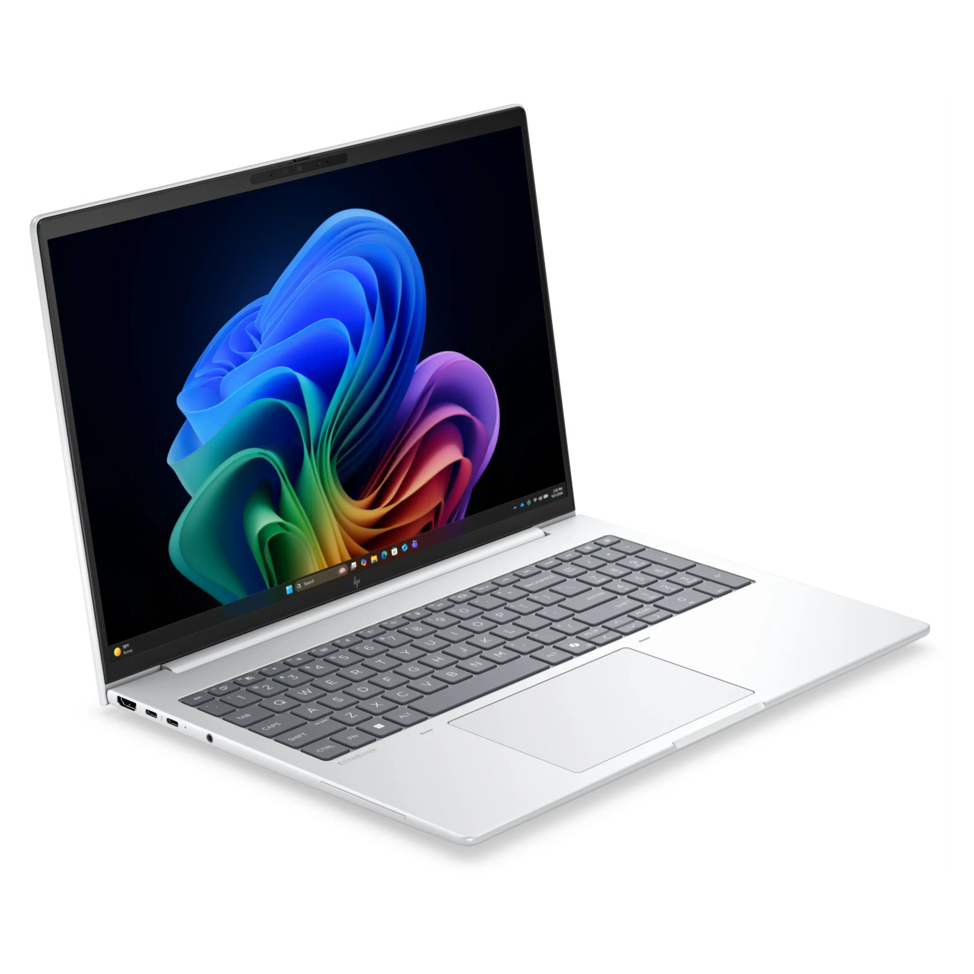 Un computer portatile argentato con uno sfondo colorato sullo schermo si trova su una superficie bianca.