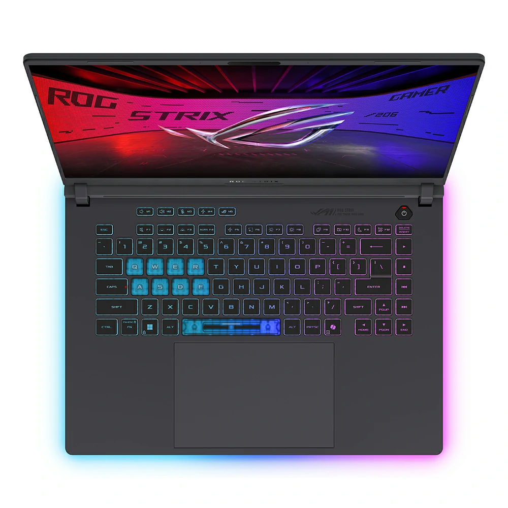 Vista dall'alto di un laptop da gioco nero con tastiera retroilluminata RGB e sfondo ROG Strix sullo schermo.