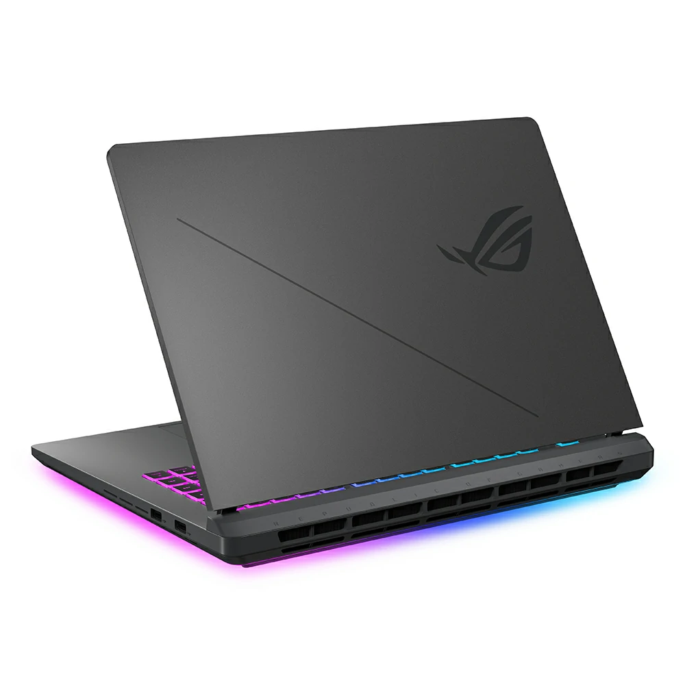 Un laptop da gioco nero con logo ROG e luci viola e blu brillanti su sfondo bianco.