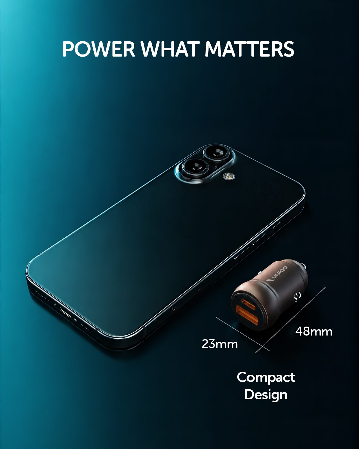 Un smartphone y un cargador de coche compacto de 23x48 mm sobre fondo azul oscuro.