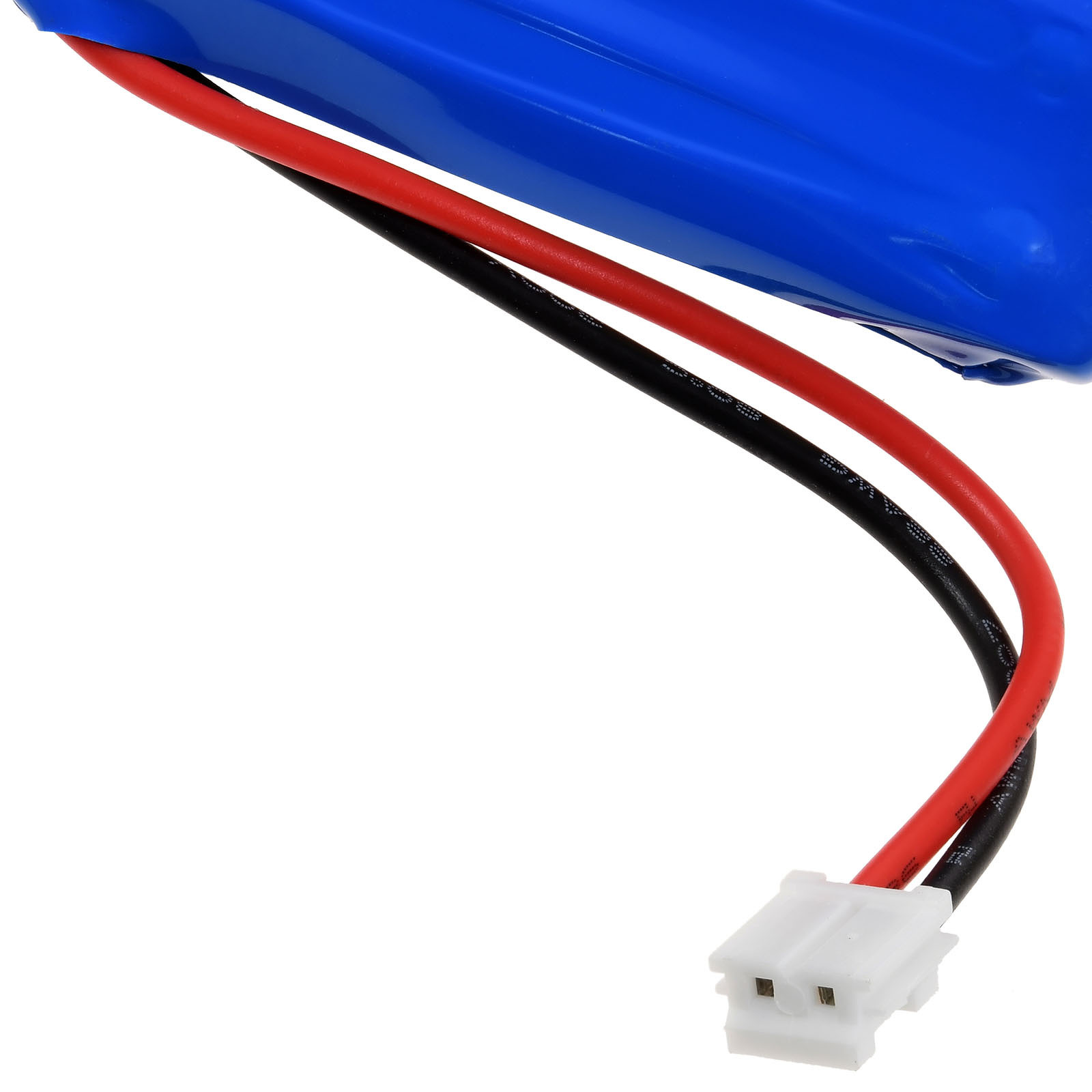 Ein blauer Akku mit roten und schwarzen Kabeln, die in einem weißen zweipoligen Stecker enden.