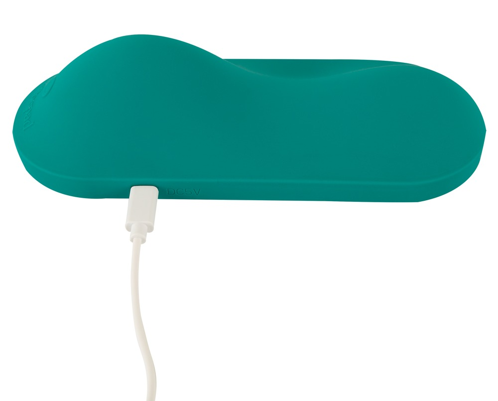 Ein türkisfarbenes, ergonomisches kabelloses Ladepad mit weißem USB-Kabel auf weißem Hintergrund.