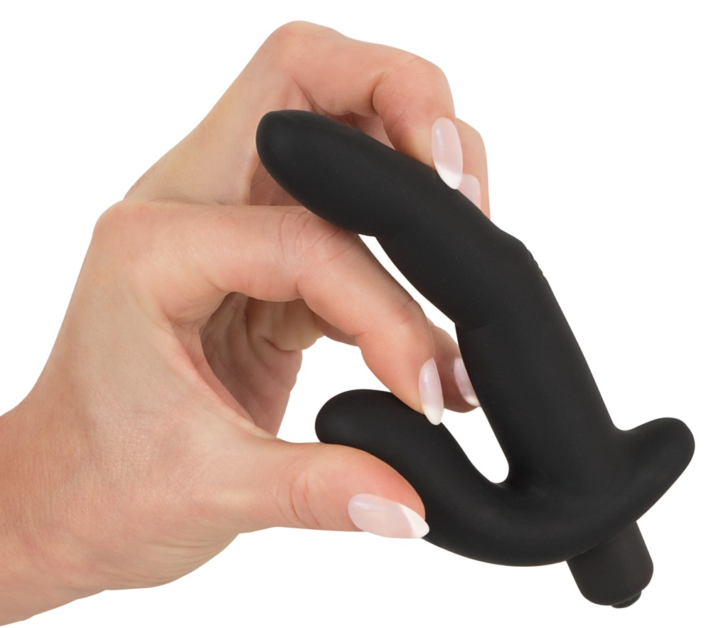 Eine Hand hält ein schwarzes, mehrteiliges Silikon-Sexspielzeug vor weißem Hintergrund.