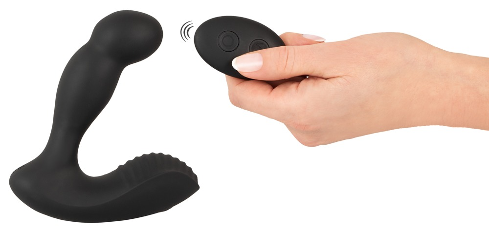 Eine Hand hält eine schwarze Fernbedienung vor einem schwarzen Wellness-Gerät auf weißem Grund.