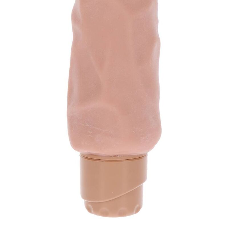 Una botella de cosméticos rosa y arrugada con tapa marrón sobre un fondo blanco.