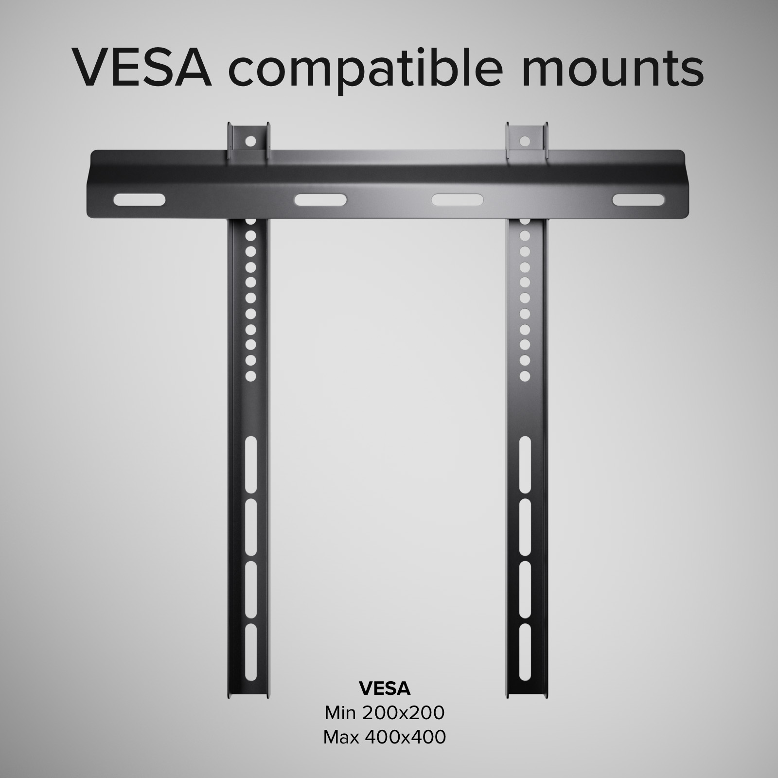Un soporte de pared para TV negro compatible con VESA con rieles verticales sobre un fondo gris.