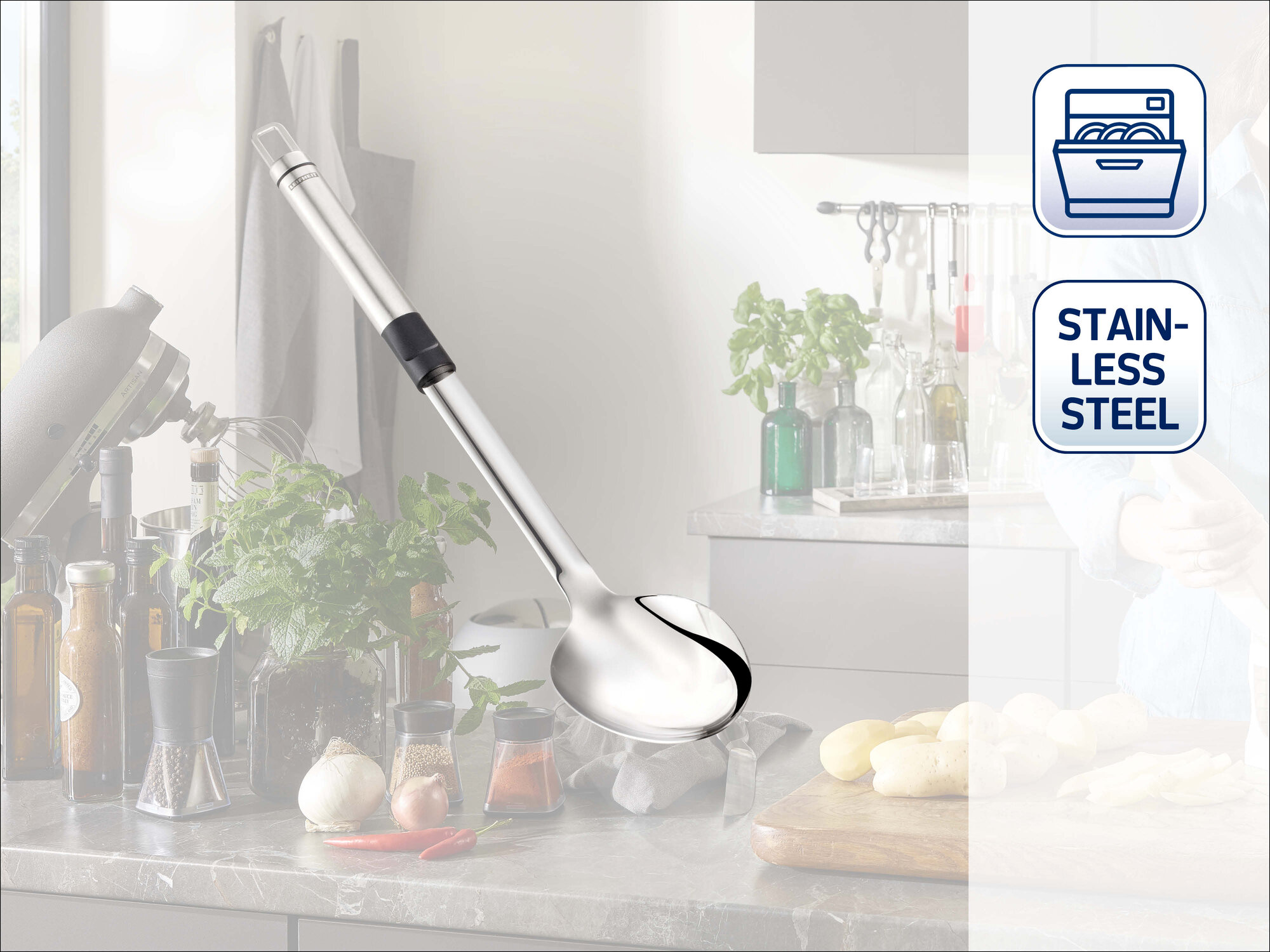 Un mestolo da zuppa in acciaio inossidabile con sfondo cucina sfocato.