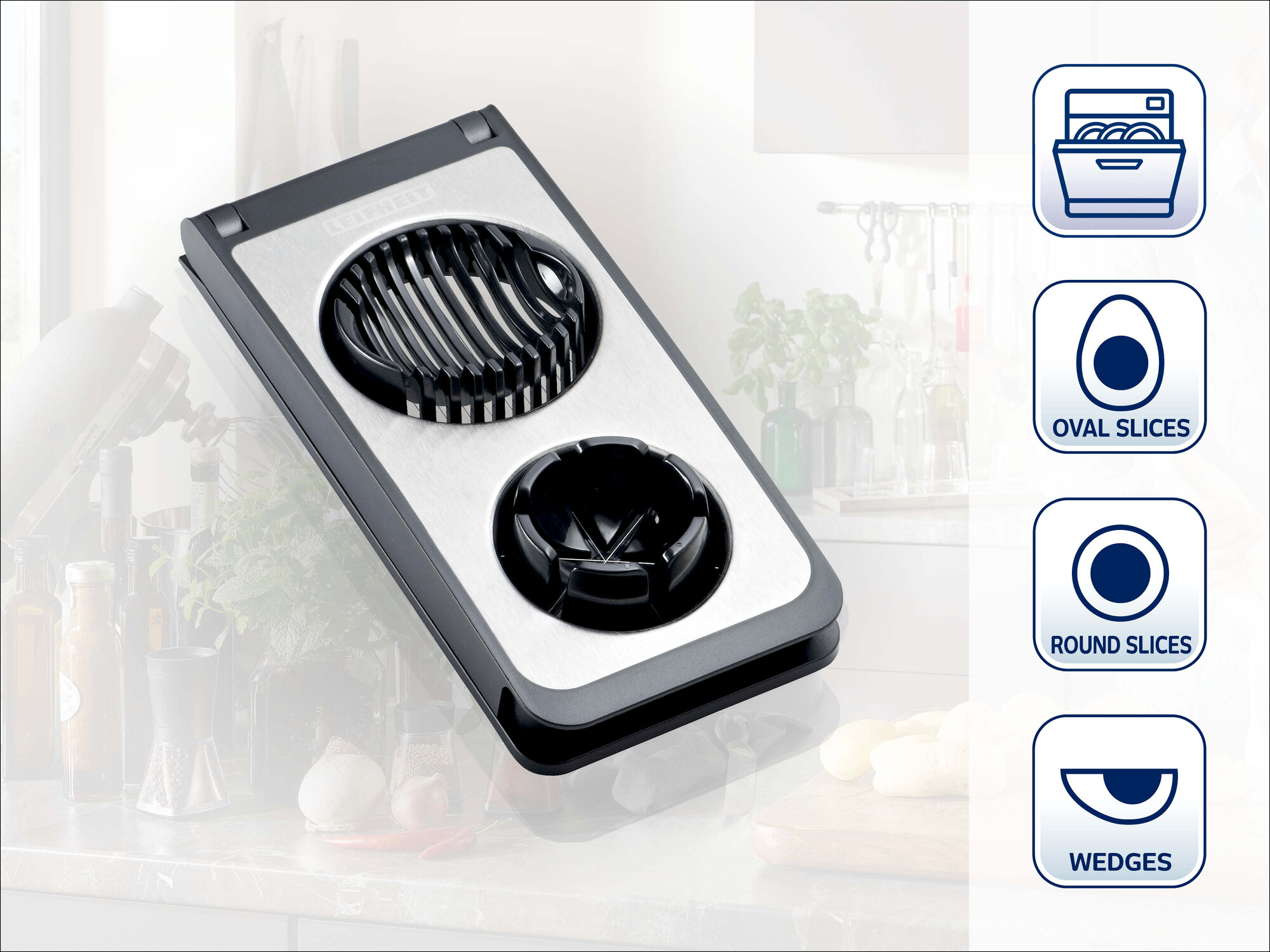Tagliauova argentato con accessori neri e icone per fette e spicchi su sfondo cucina.
