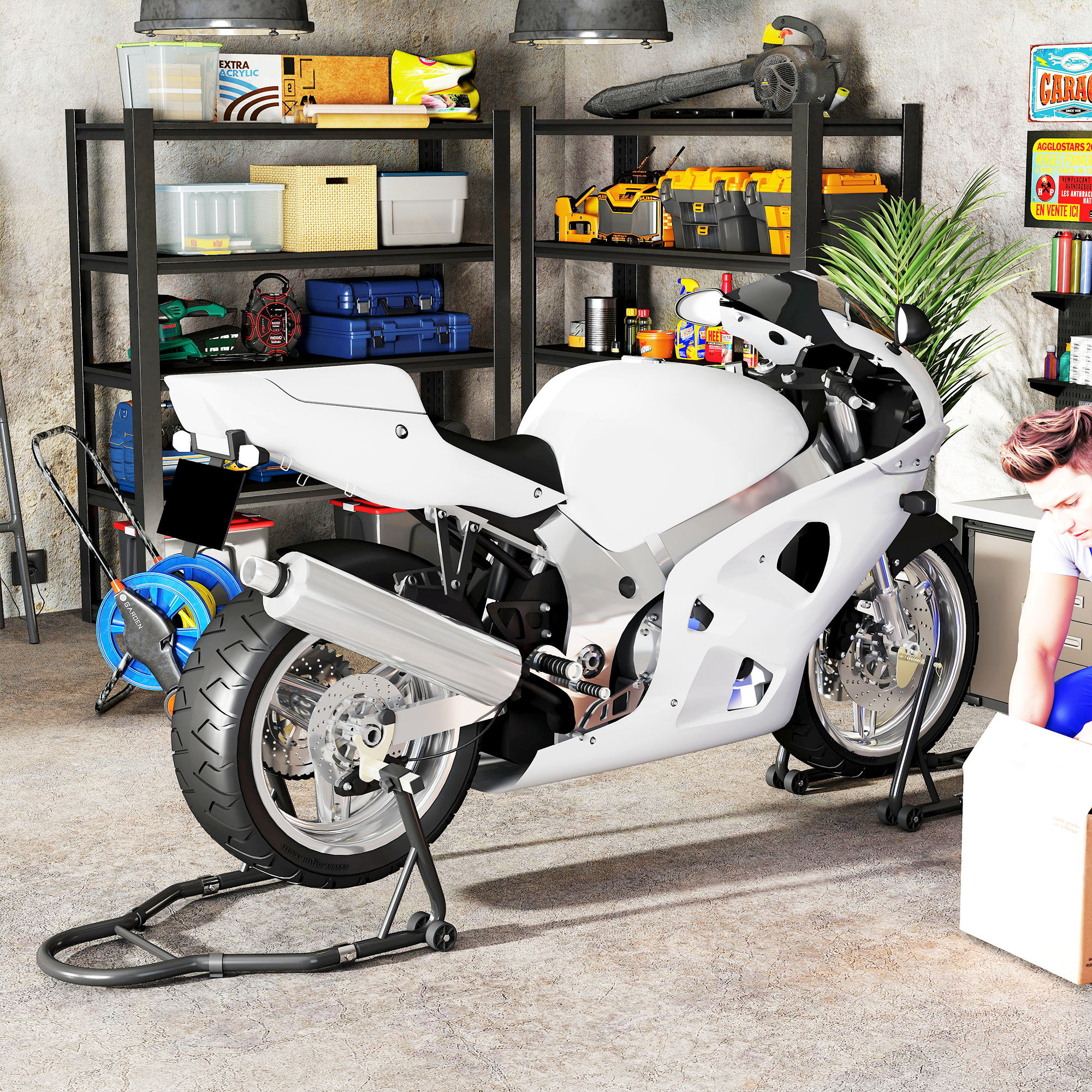 Una moto deportiva blanca está estacionada en un garaje con estantes metálicos y herramientas.