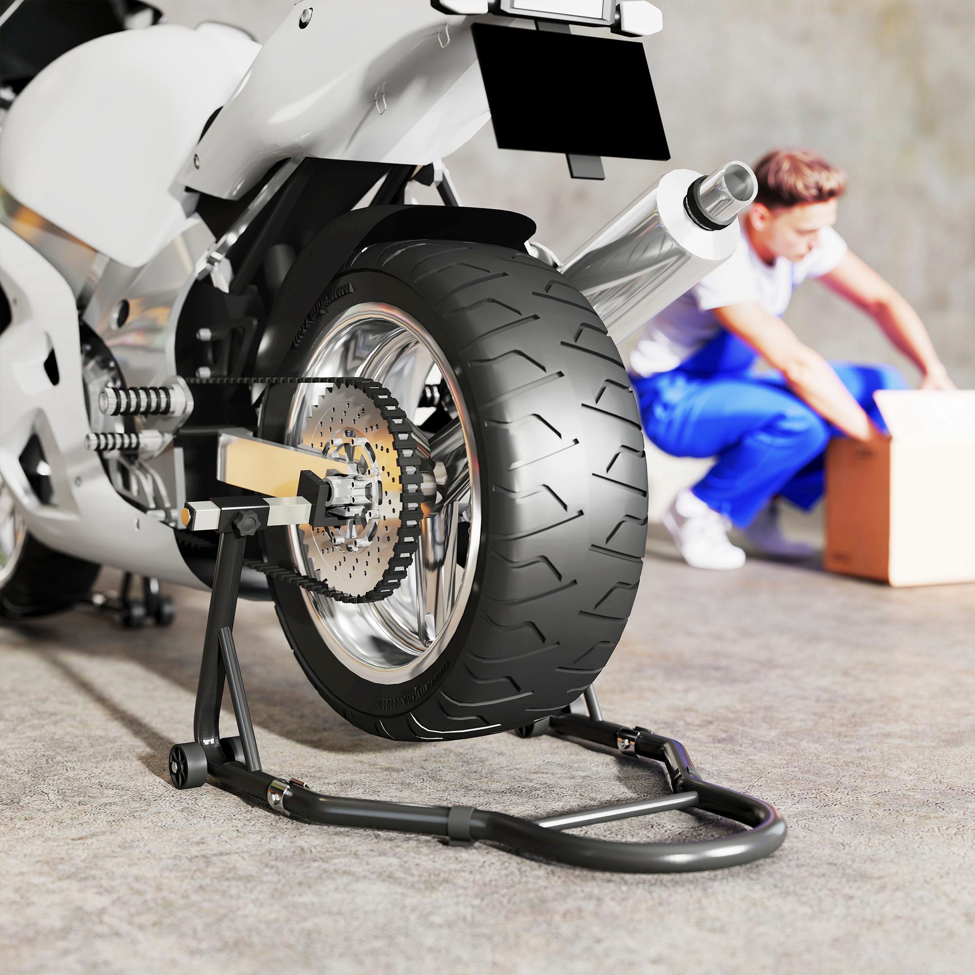 Una motocicleta blanca en un soporte de mantenimiento en un taller, con un mecánico manipulando una caja al fondo.