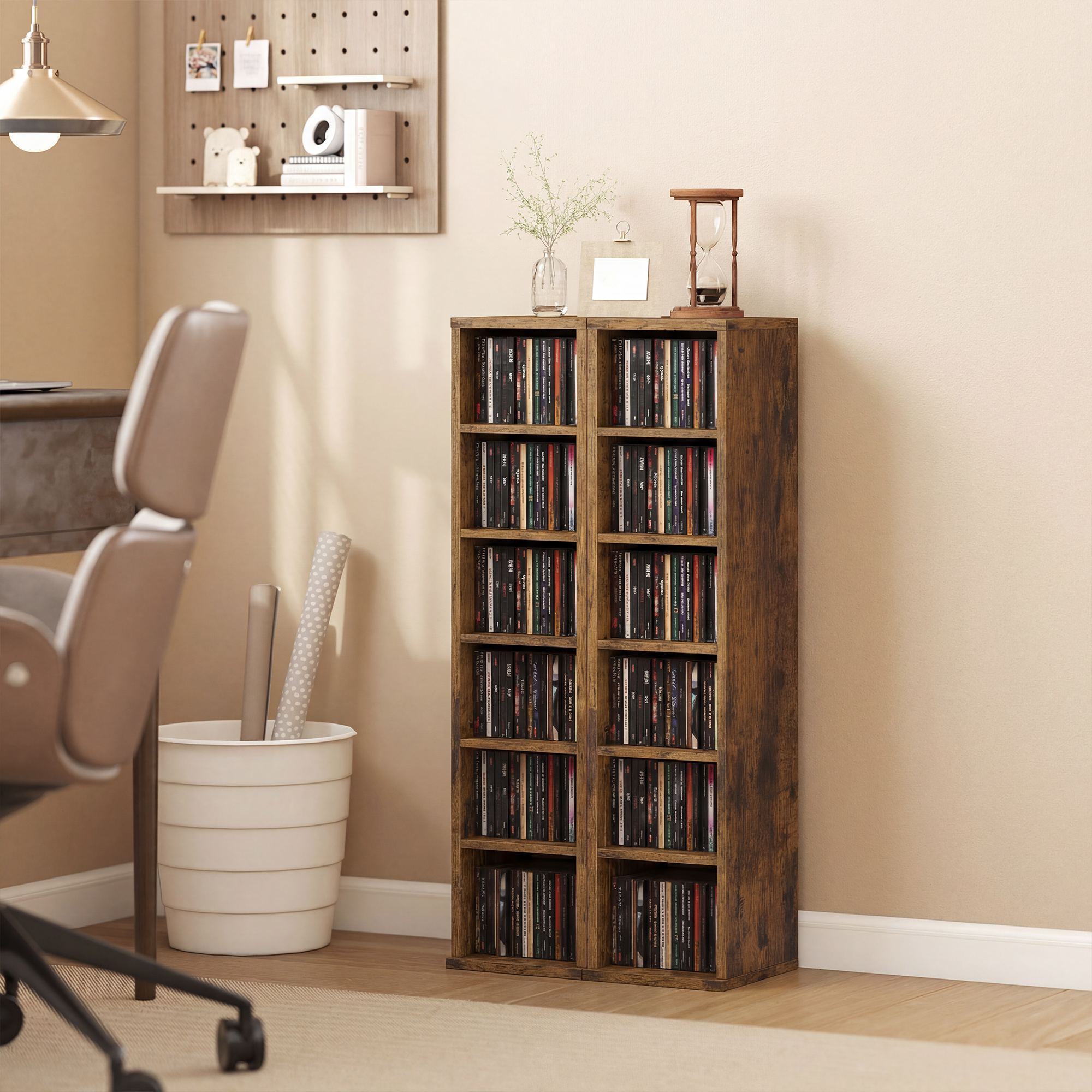 Una estantería de madera para CD en una habitación con escritorio, silla y papelera.