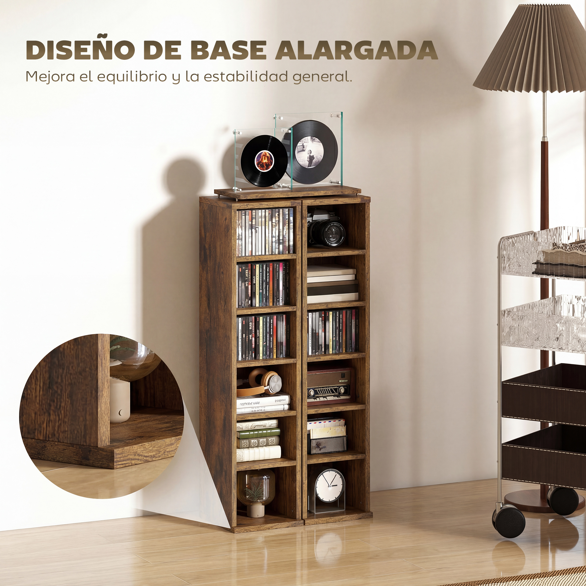 Una torre multimedia de madera llena de CD y decoración, junto a una lámpara.
