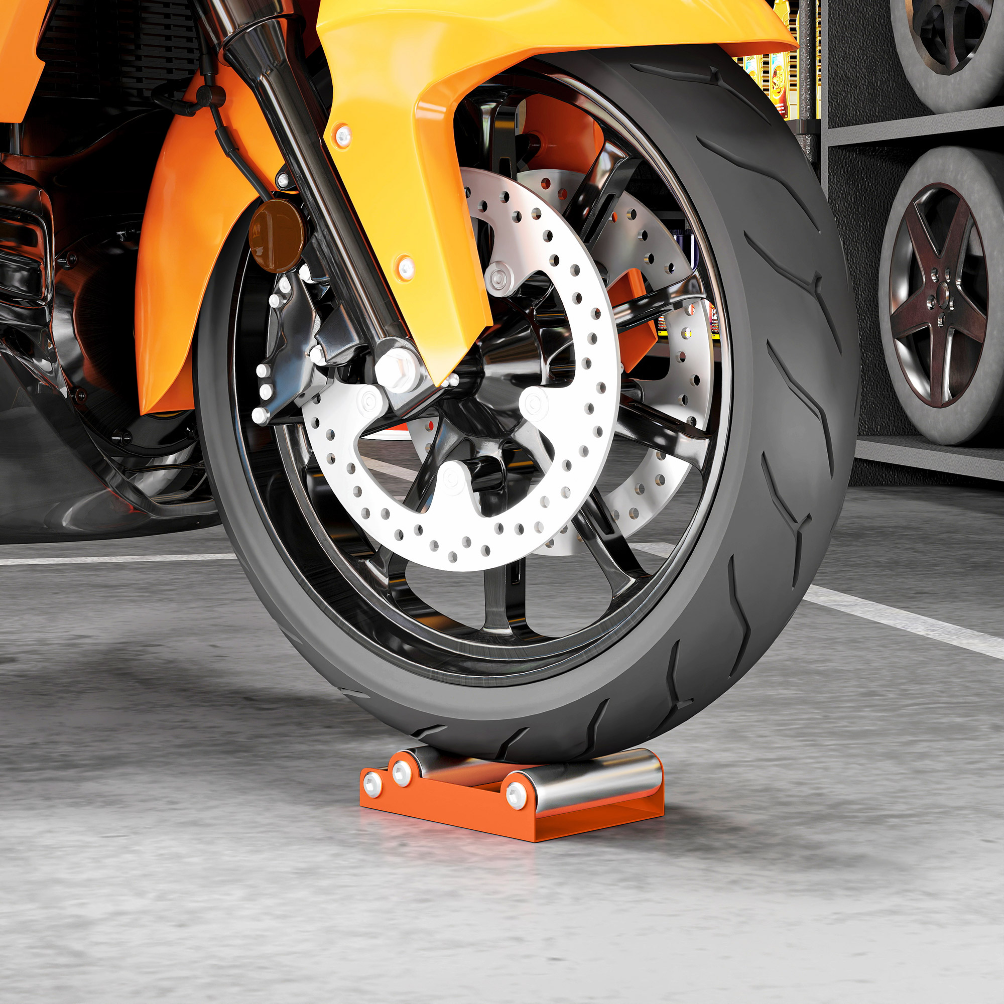 Primer plano de una motocicleta naranja en un soporte en un garaje con estantes de neumáticos.