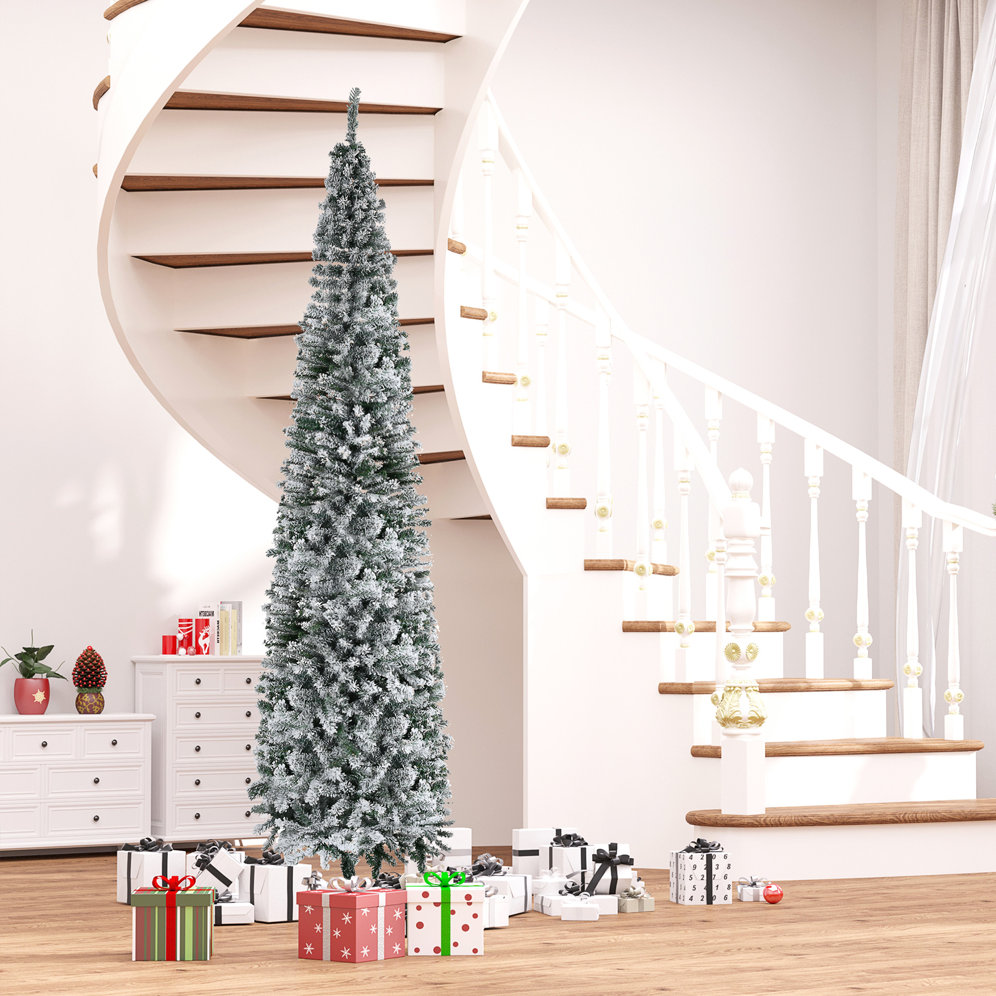 Un árbol de Navidad delgado y cubierto de nieve se encuentra en una habitación luminosa frente a una escalera de caracol con regalos.