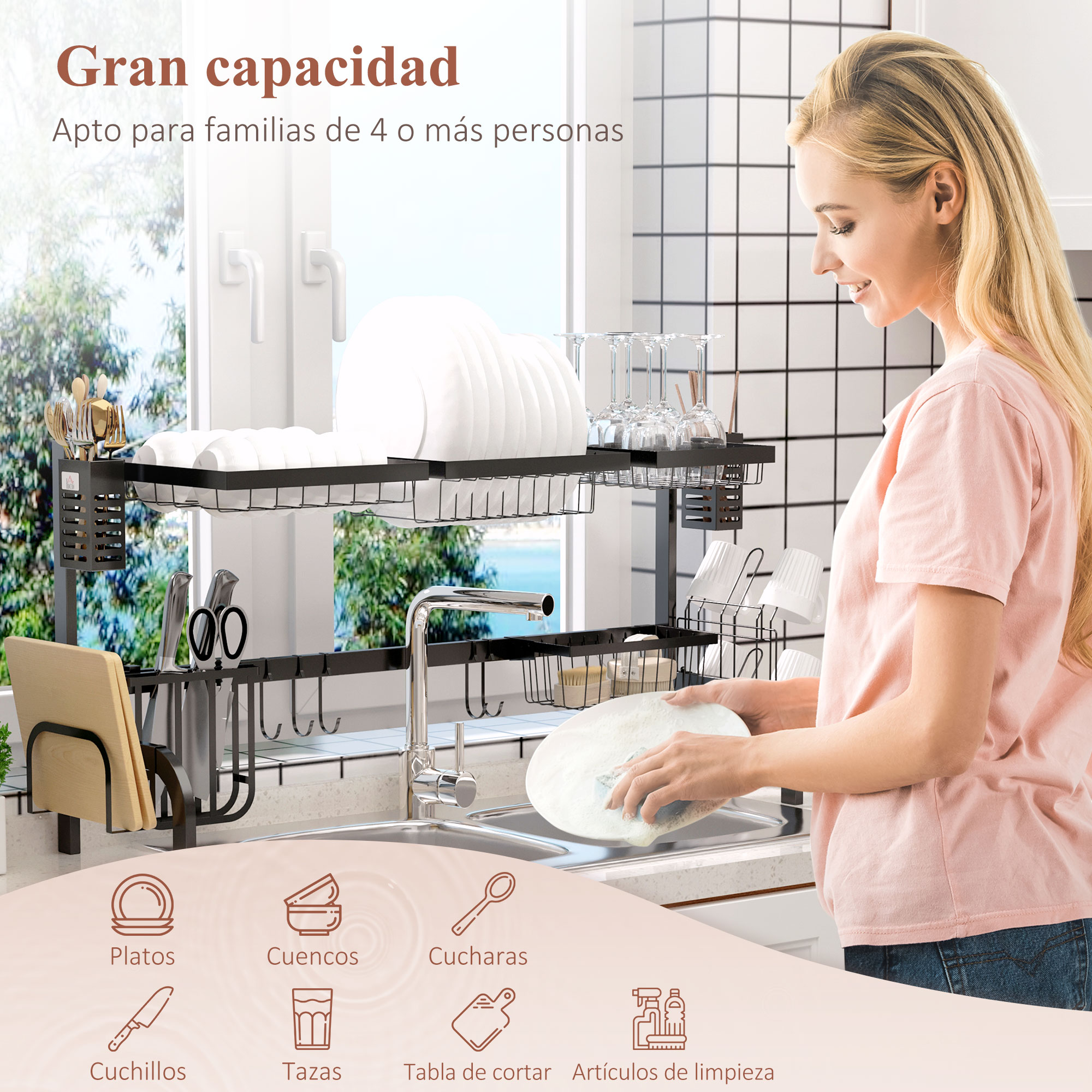 Mujer rubia lava platos en una cocina con un escurridor negro grande.