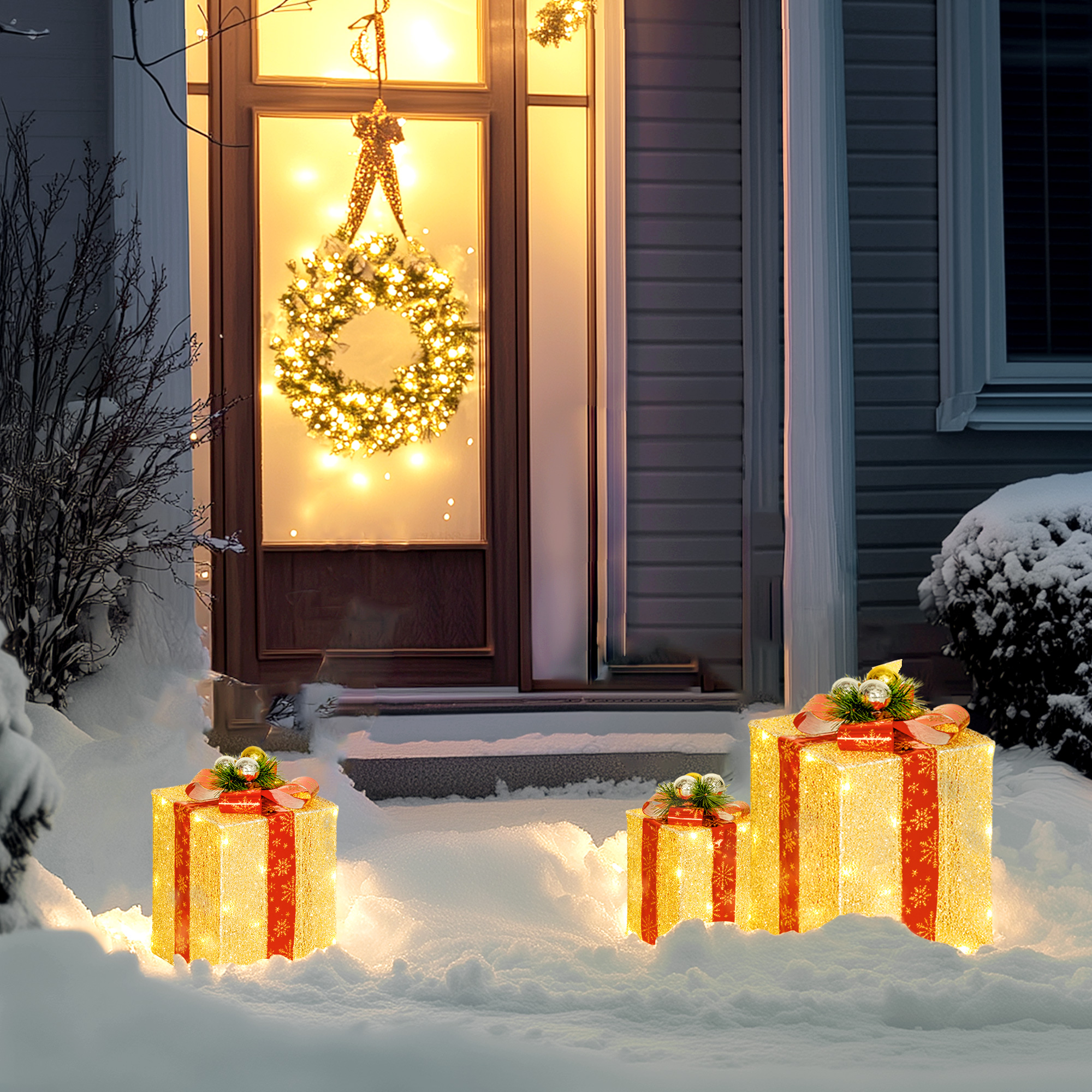 Cajas de regalo iluminadas en la nieve frente a una puerta con una corona brillante.