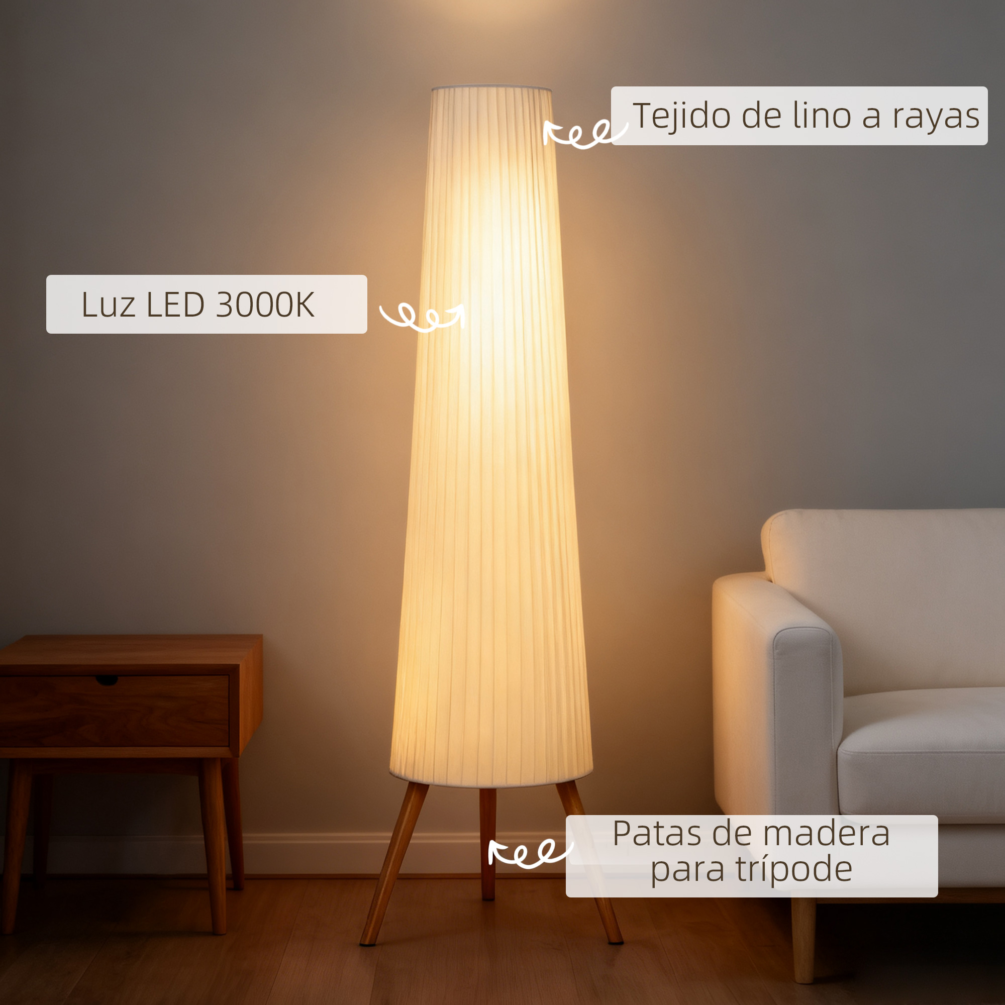 Lámpara de pie iluminada con patas de madera, pantalla de tela, mueble de madera y sofá blanco.
