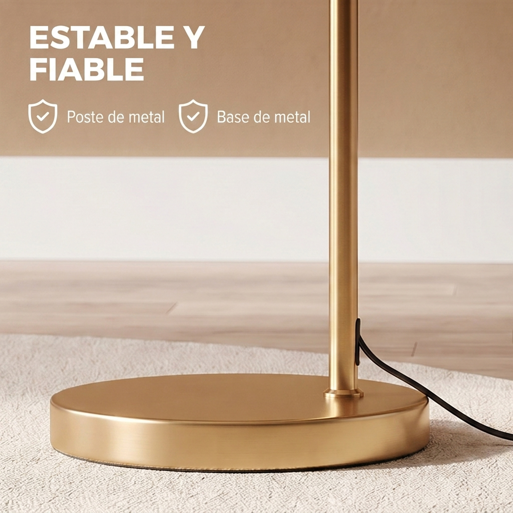 Base de lámpara de pie de metal dorado en alfombra con texto.