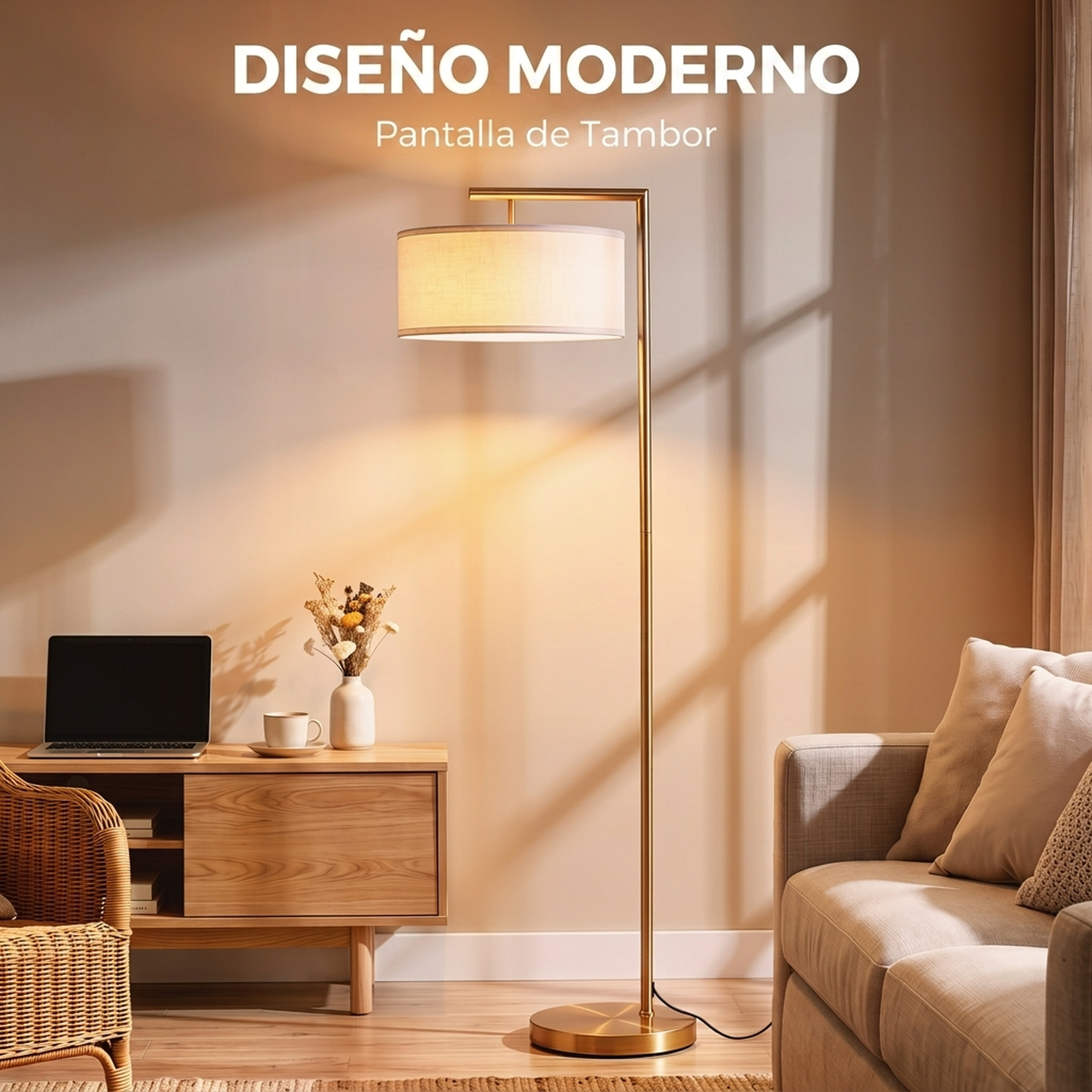 Una lámpara de pie moderna de latón ilumina una sala de estar acogedora con un mueble de madera.