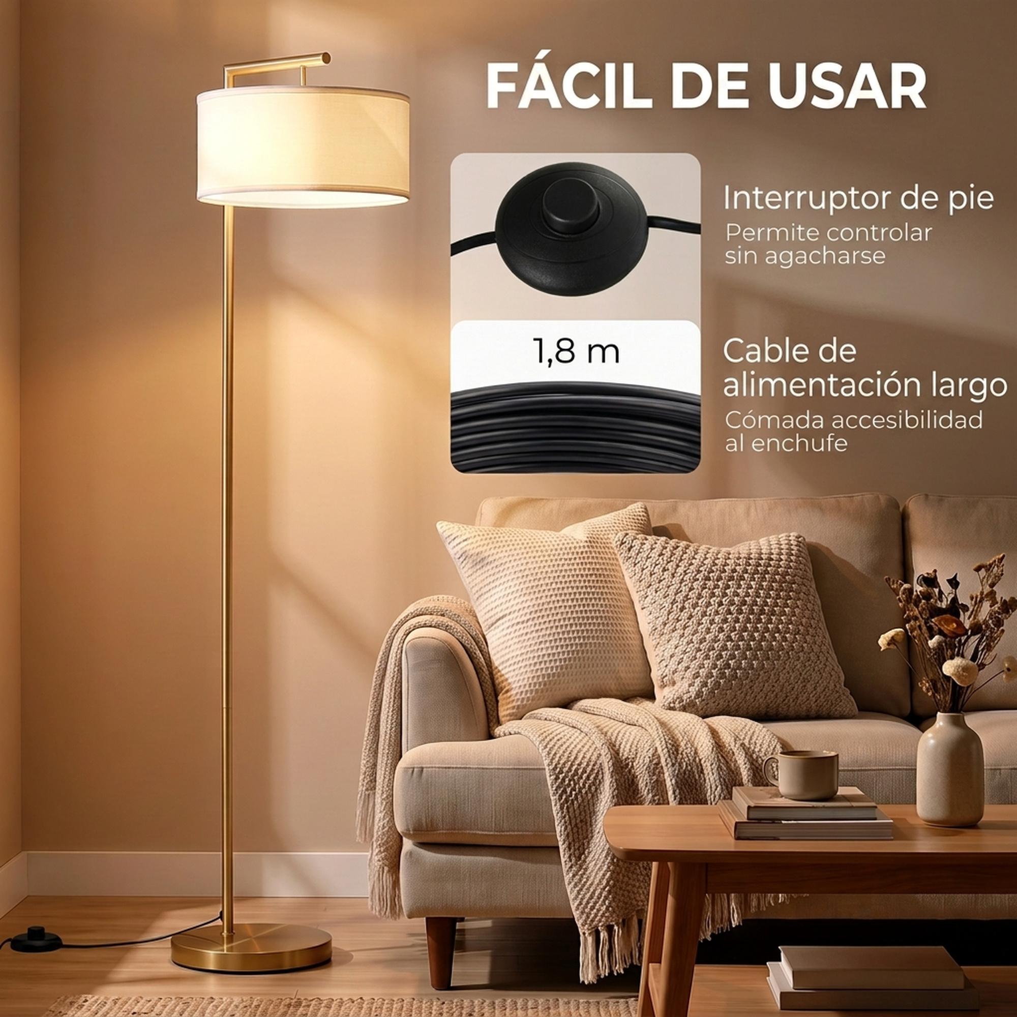 Una lámpara de pie dorada con pantalla blanca junto a un sofá beige, con detalles del interruptor de pie y cable.