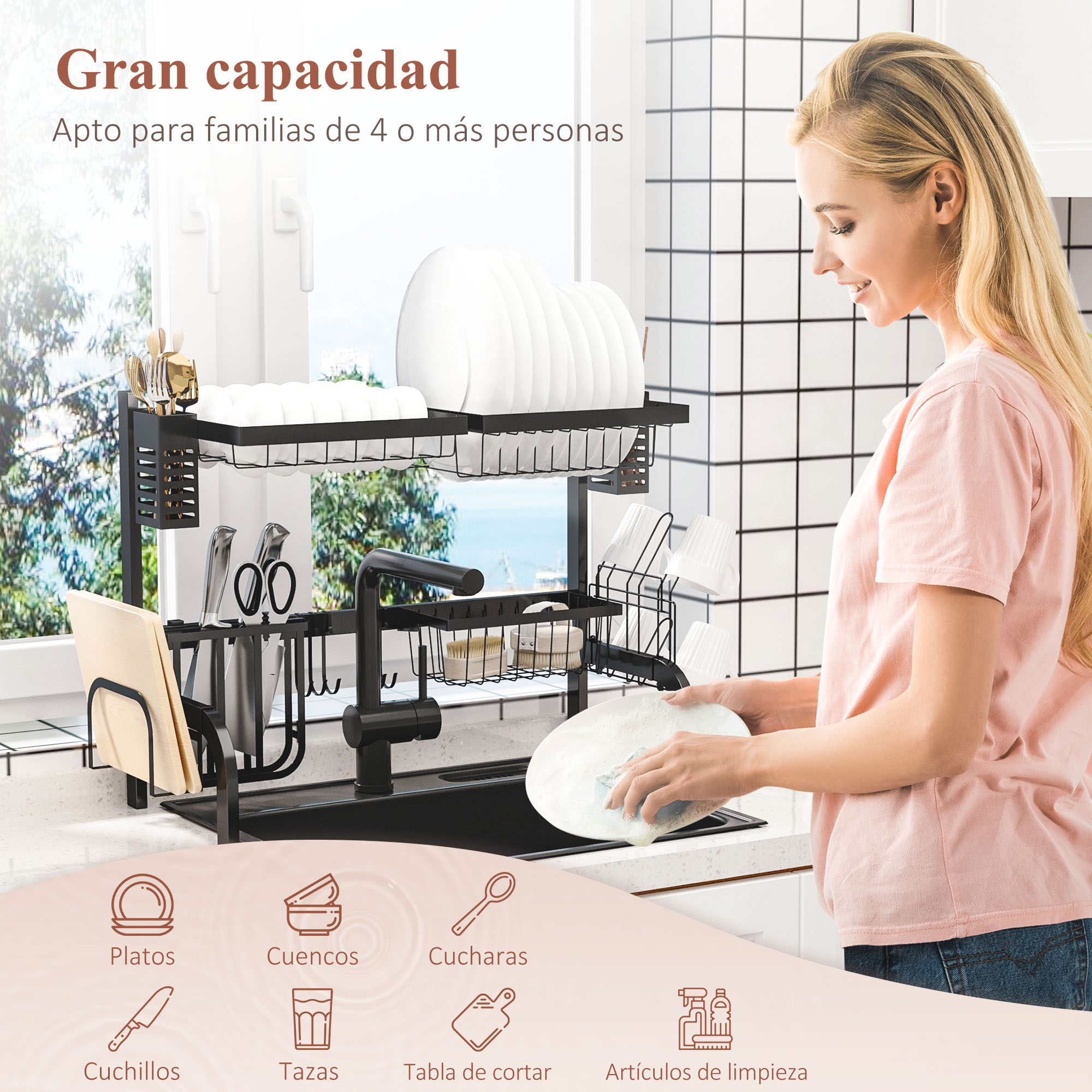 Una mujer lava un plato junto a un fregadero negro con un escurridor de platos encima.