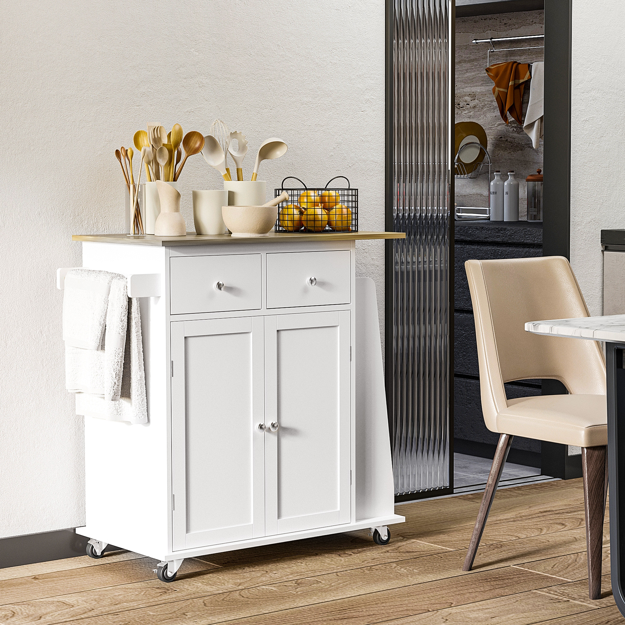 Un carrito de cocina blanco con tapa de madera, utensilios, frutero y toallas sobre suelo de madera.