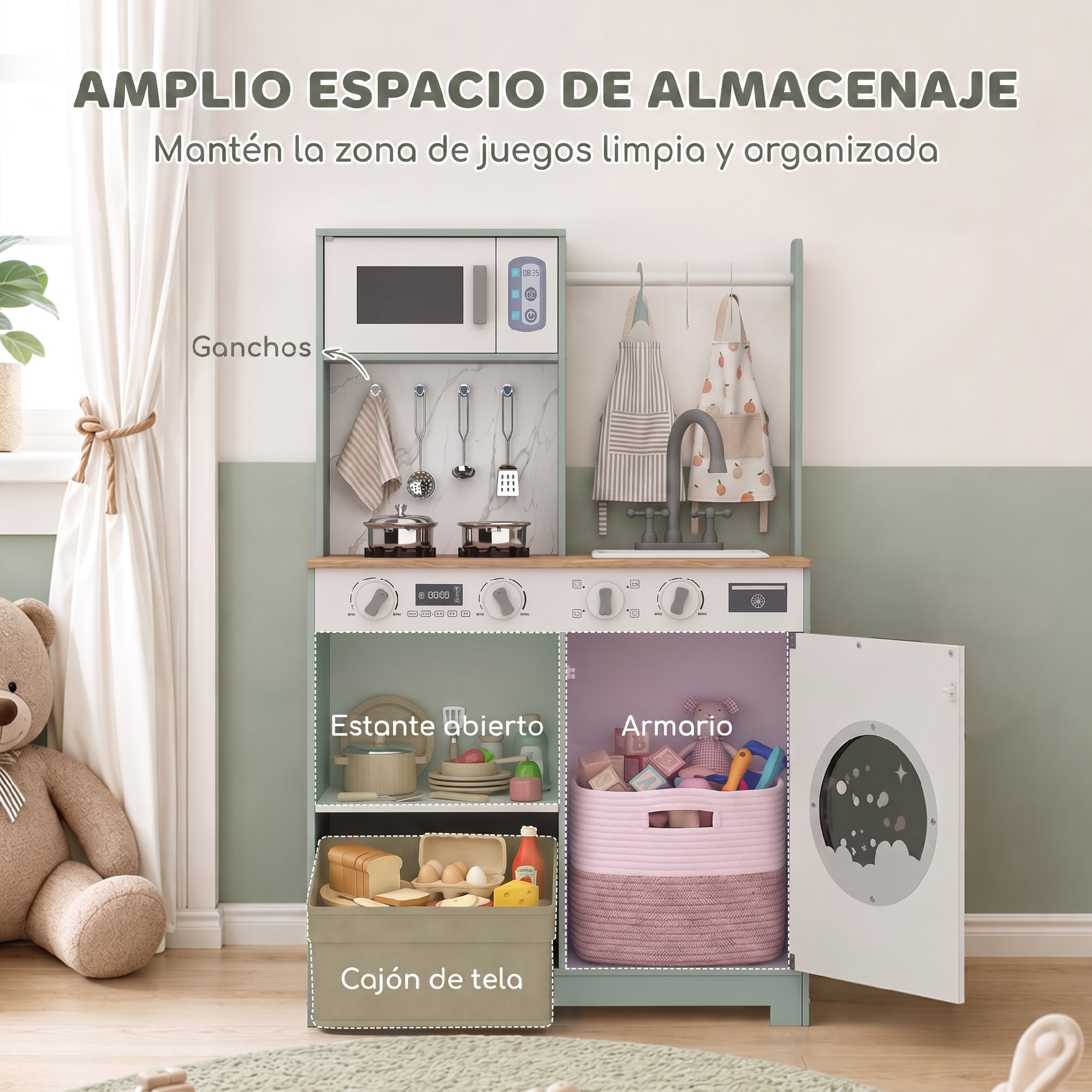 Una cocina de juguete verde y blanca incluye microondas, fregadero, horno, ganchos con utensilios y armarios.