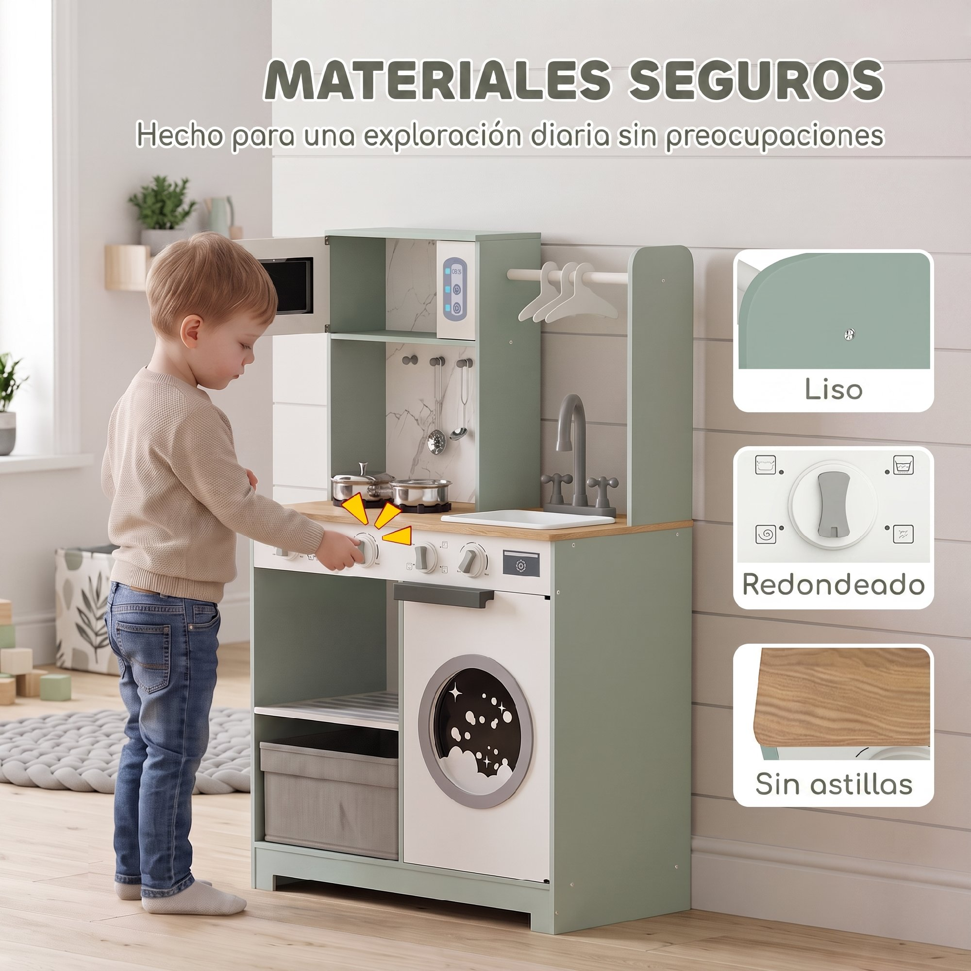 Un niño pequeño juega con una cocinita de madera verde y blanca con ollas, fregadero y bordes redondeados.