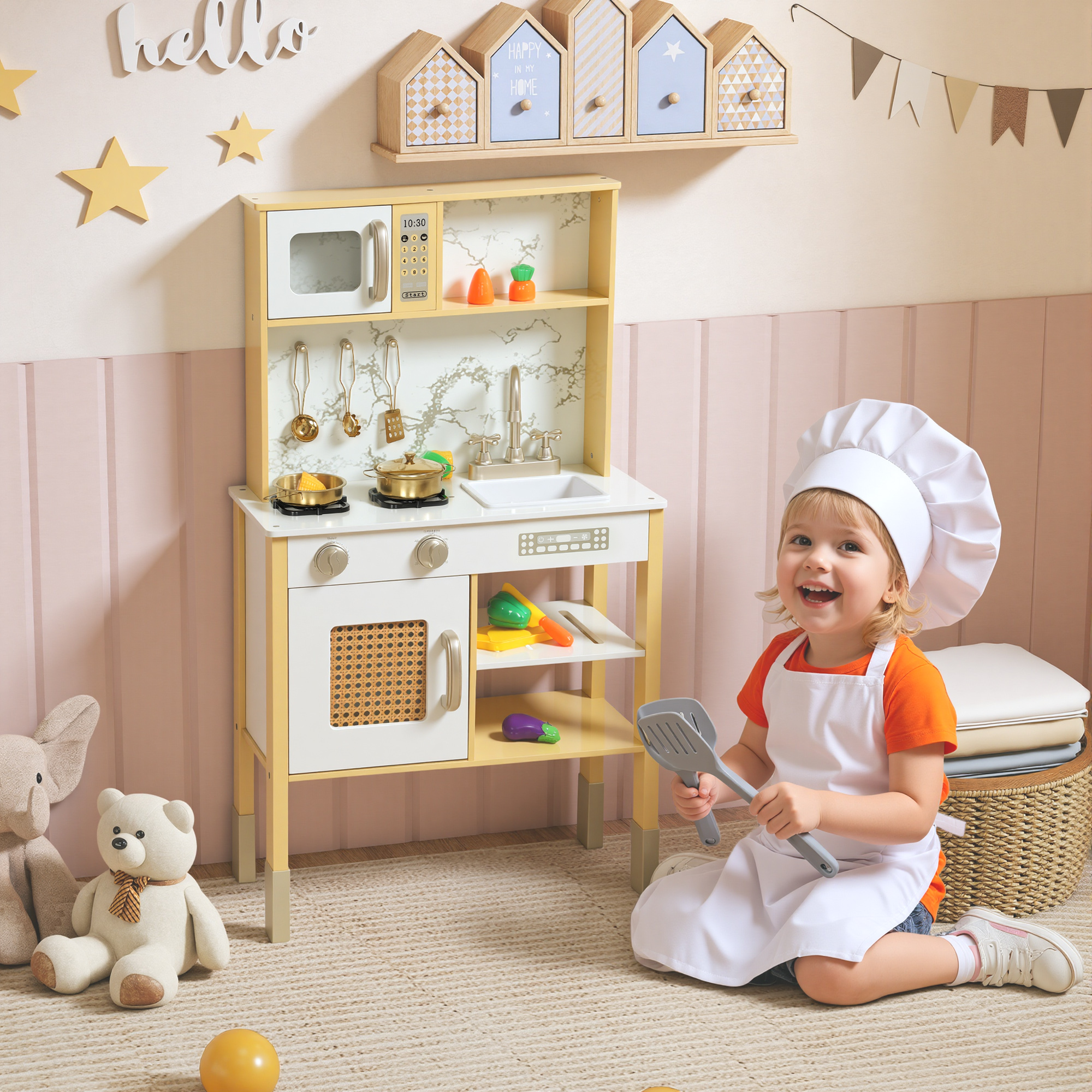 Un niño con gorro de cocinero y delantal juega felizmente con una cocina de juguete.