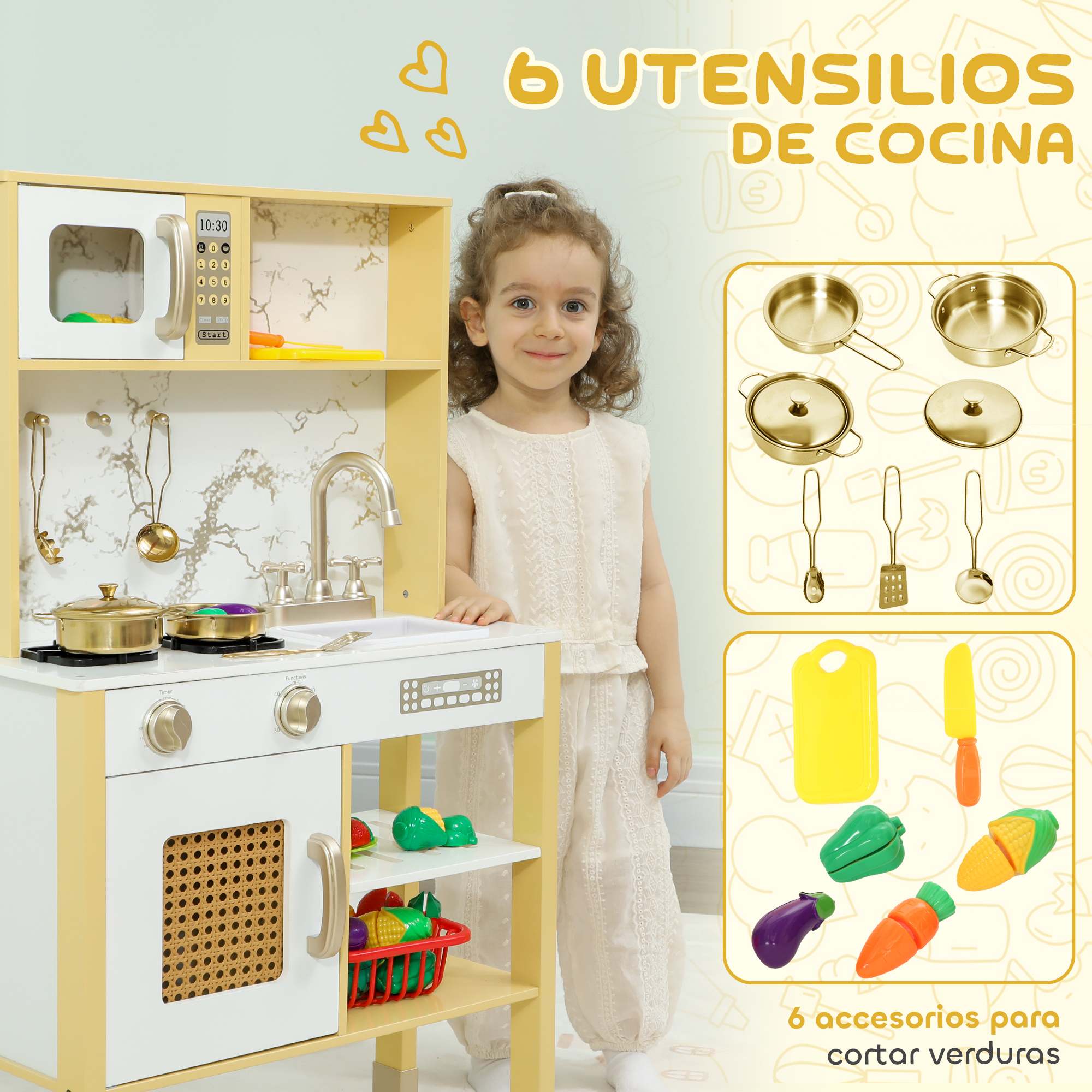 Una niña sonriente junto a una cocinita de juguete con utensilios y verduras.