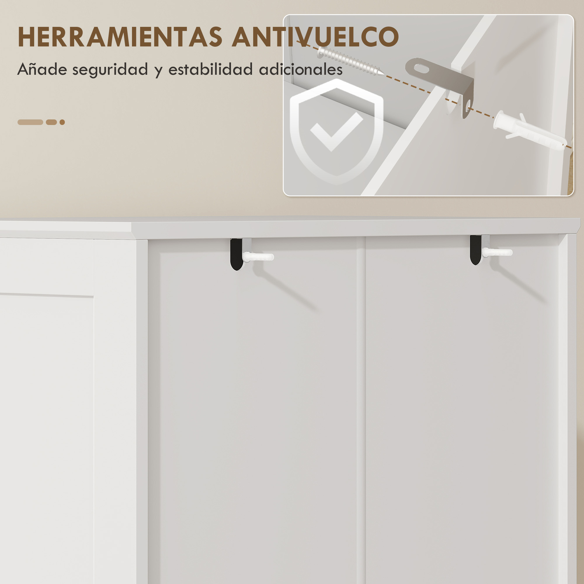 Herramientas antivuelco en un armario blanco muestran el montaje en pared.