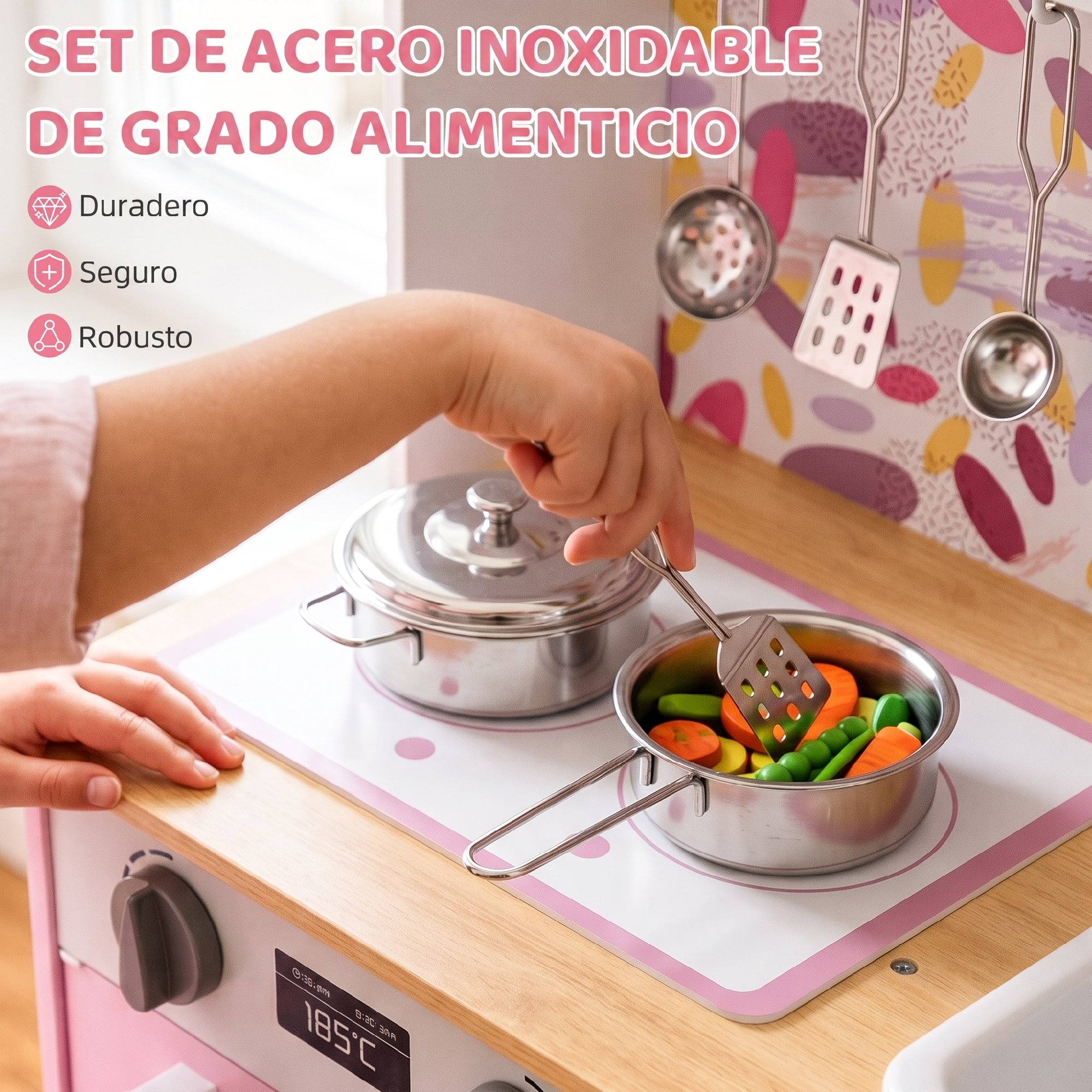 Un niño cocina con pequeñas ollas de acero inoxidable y verduras de madera en una estufa de juguete.