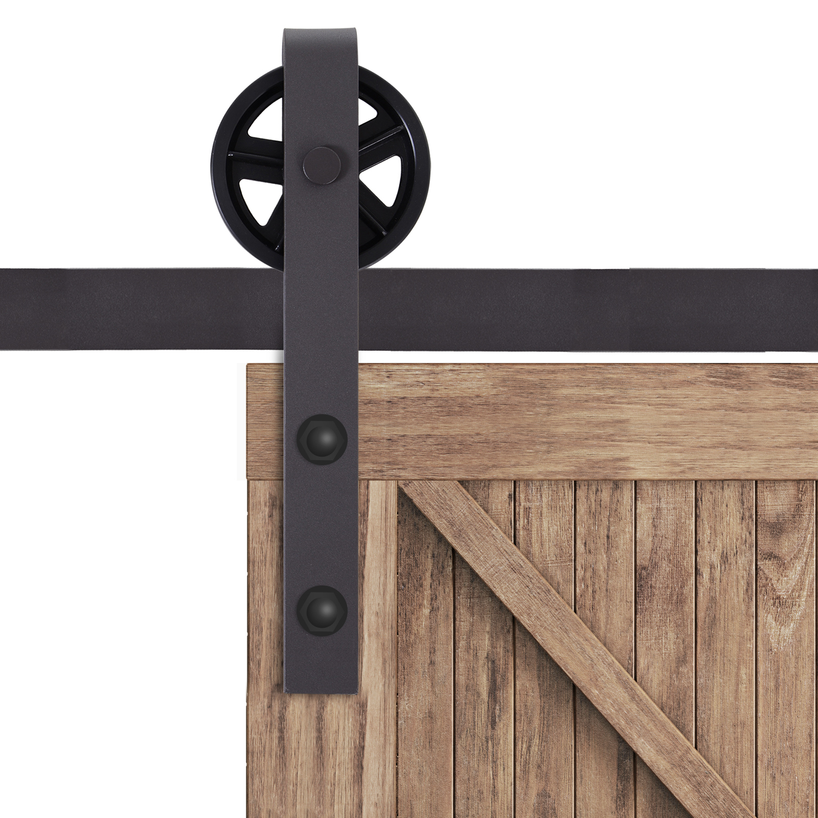 Una puerta corredera de madera rústica cuelga de un riel de metal negro con una rueda grande y pernos, sobre fondo blanco.