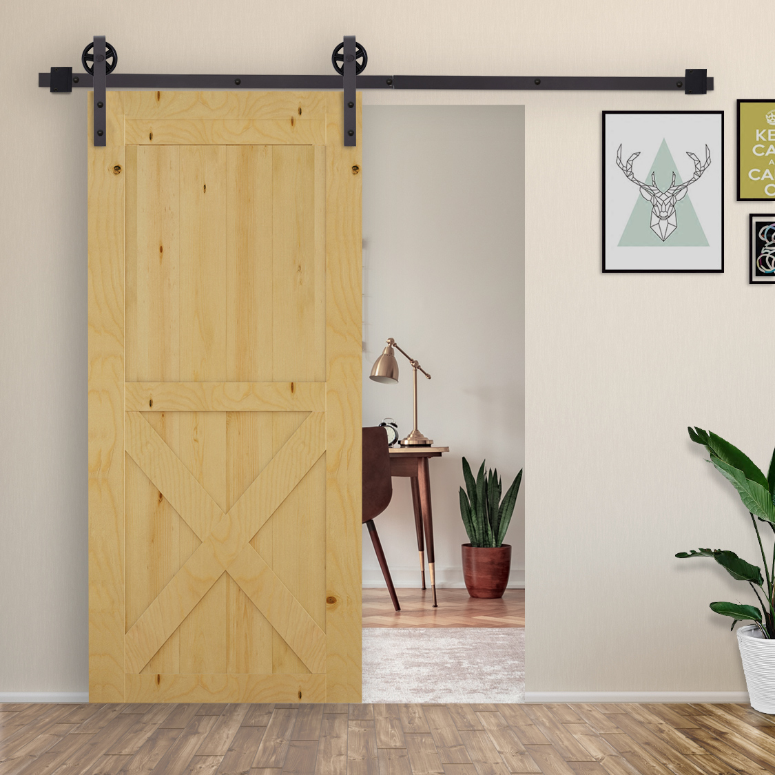 Una puerta corredera de madera cuelga de un riel metálico negro, mostrando una habitación al fondo.