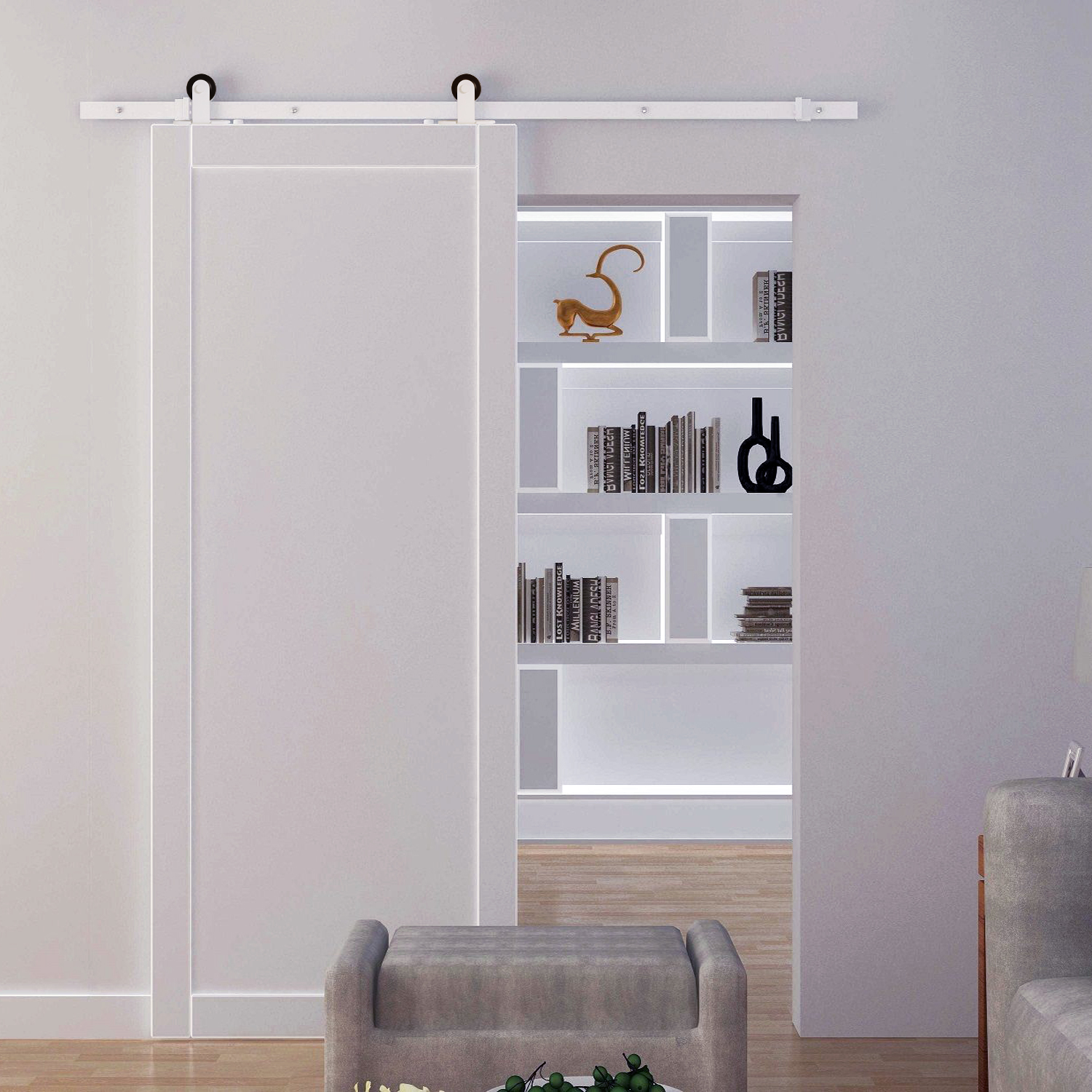 Una puerta corredera blanca cuelga de un riel metálico frente a una estantería iluminada con libros.