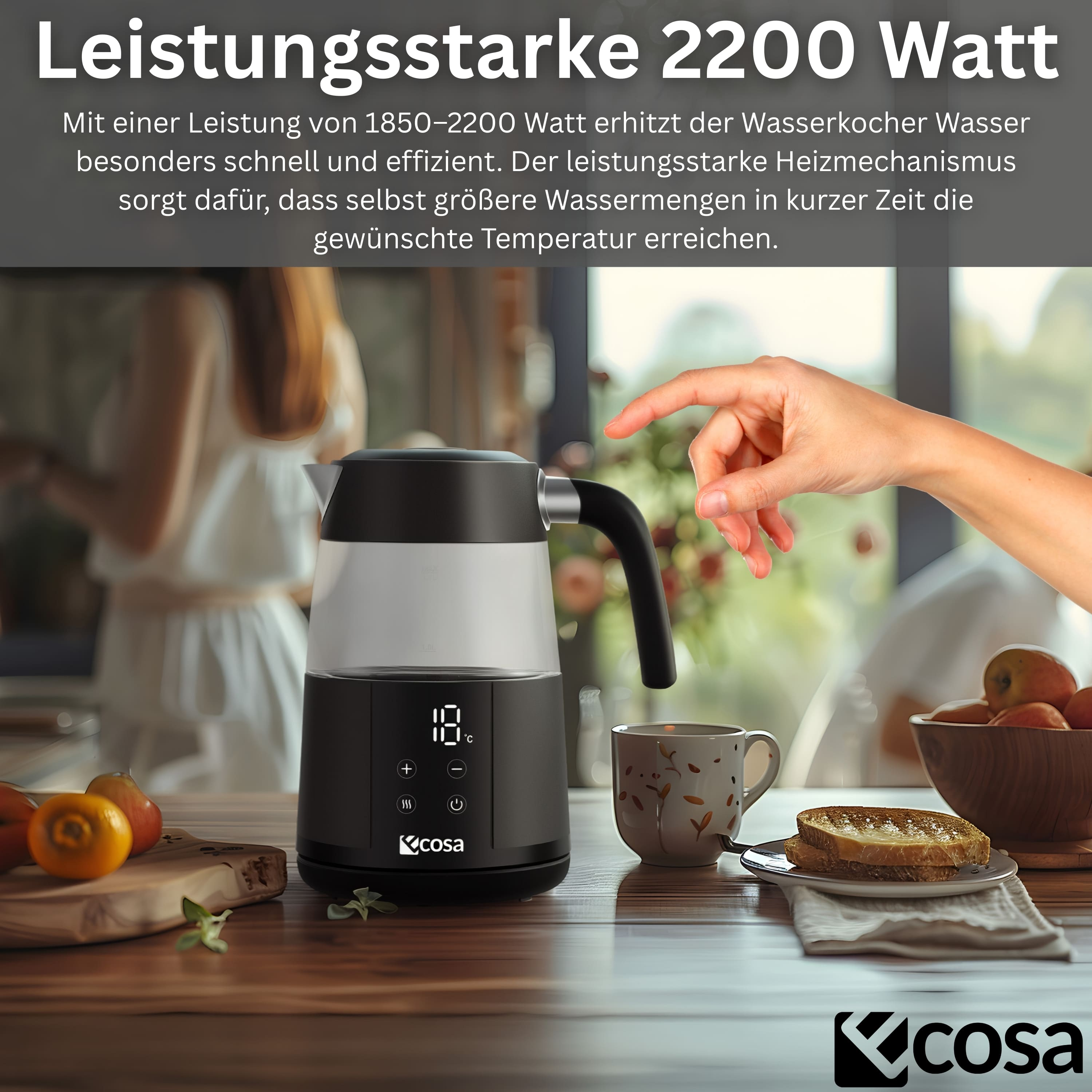Hand berührt modernen schwarzen Kosa-Wasserkocher mit Display auf einem Küchentisch neben Toast und Obst.