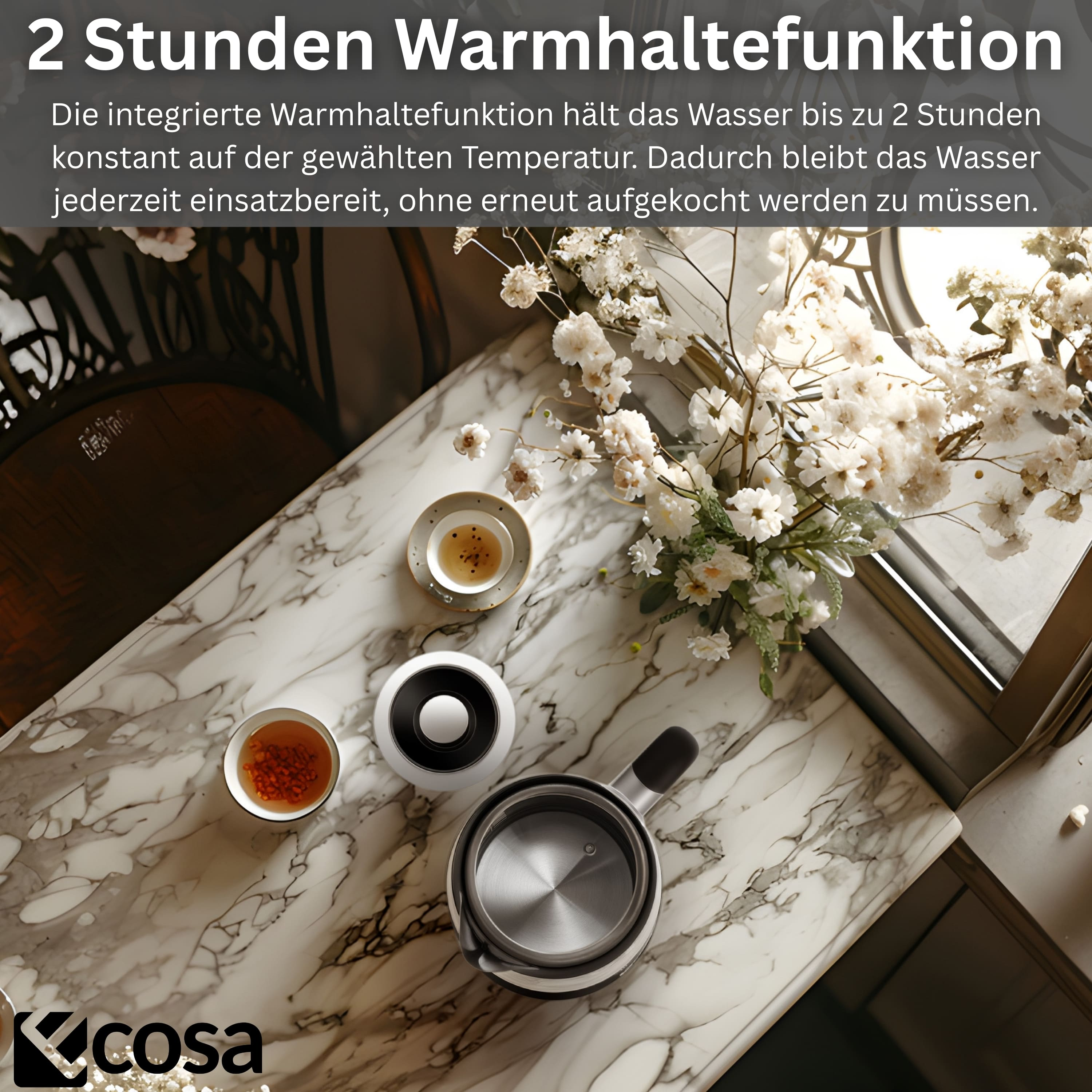 Ein Wasserkocher, zwei Teetassen und ein Blumenglas stehen auf einem marmornen Tisch.