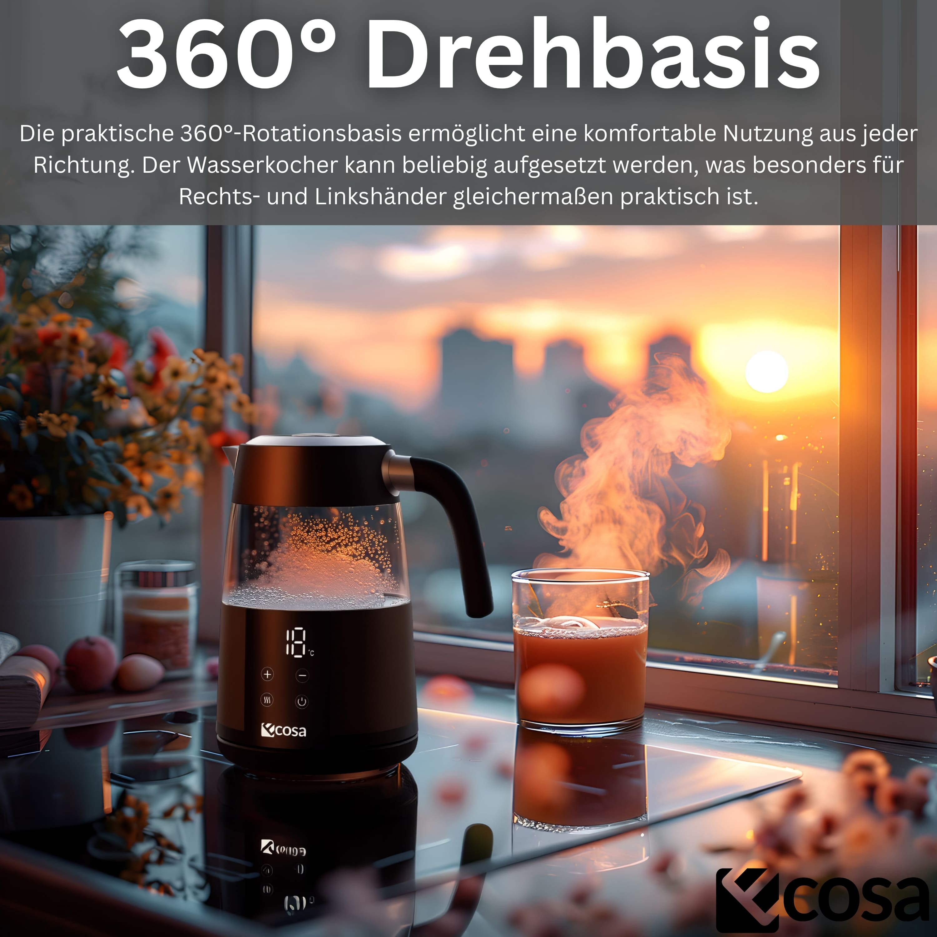 Glaswasserkocher mit schwarzer Basis und Display auf einem Herd vor einem sonnigen Fenster mit rauchender Tasse.