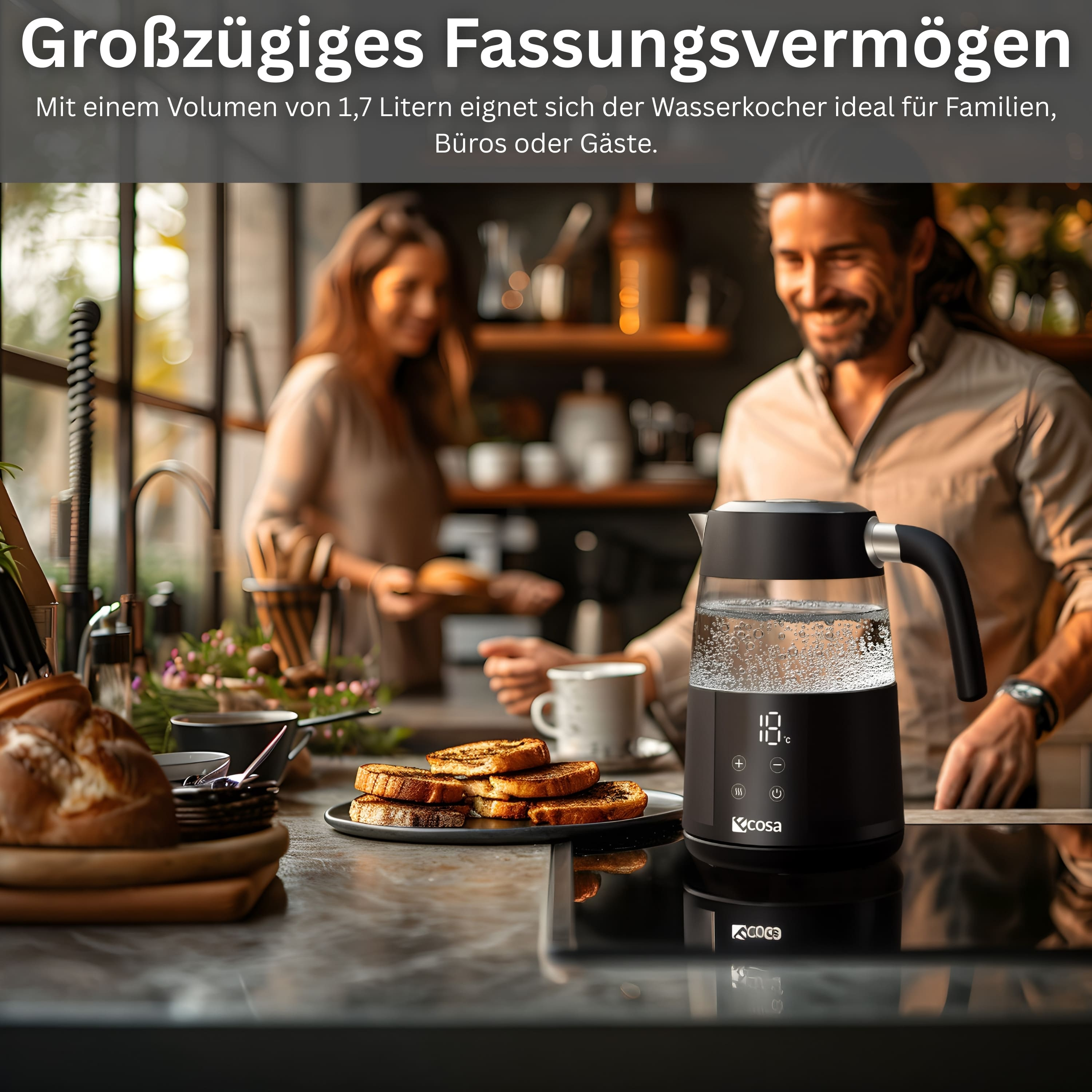 Gläserner Wasserkocher mit Digitalanzeige auf Kücheninsel, im Hintergrund ein smiling Paar in Küche.