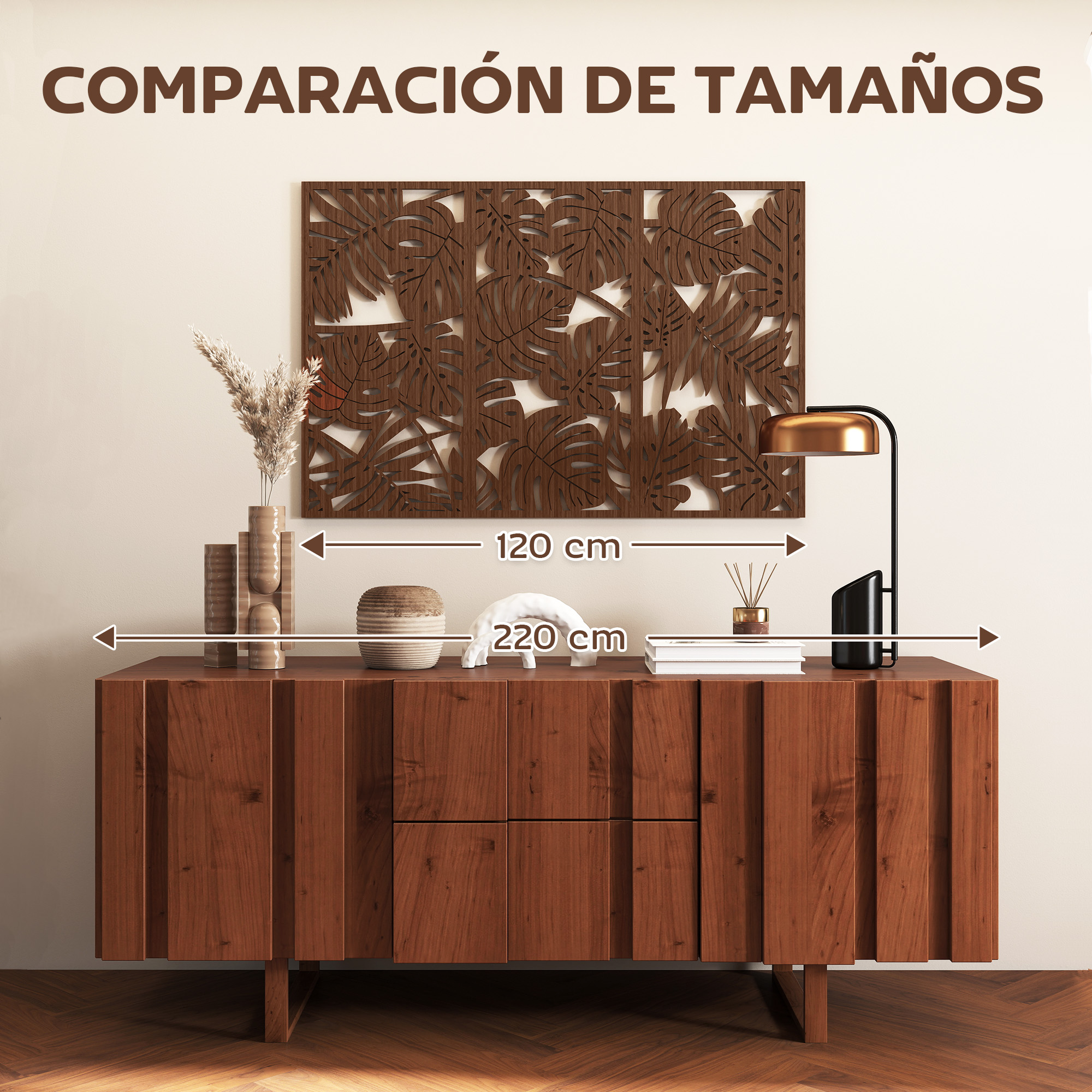 Aparador de madera con jarrones y lámpara, encima un cuadro de Monstera de tres partes, con medidas.