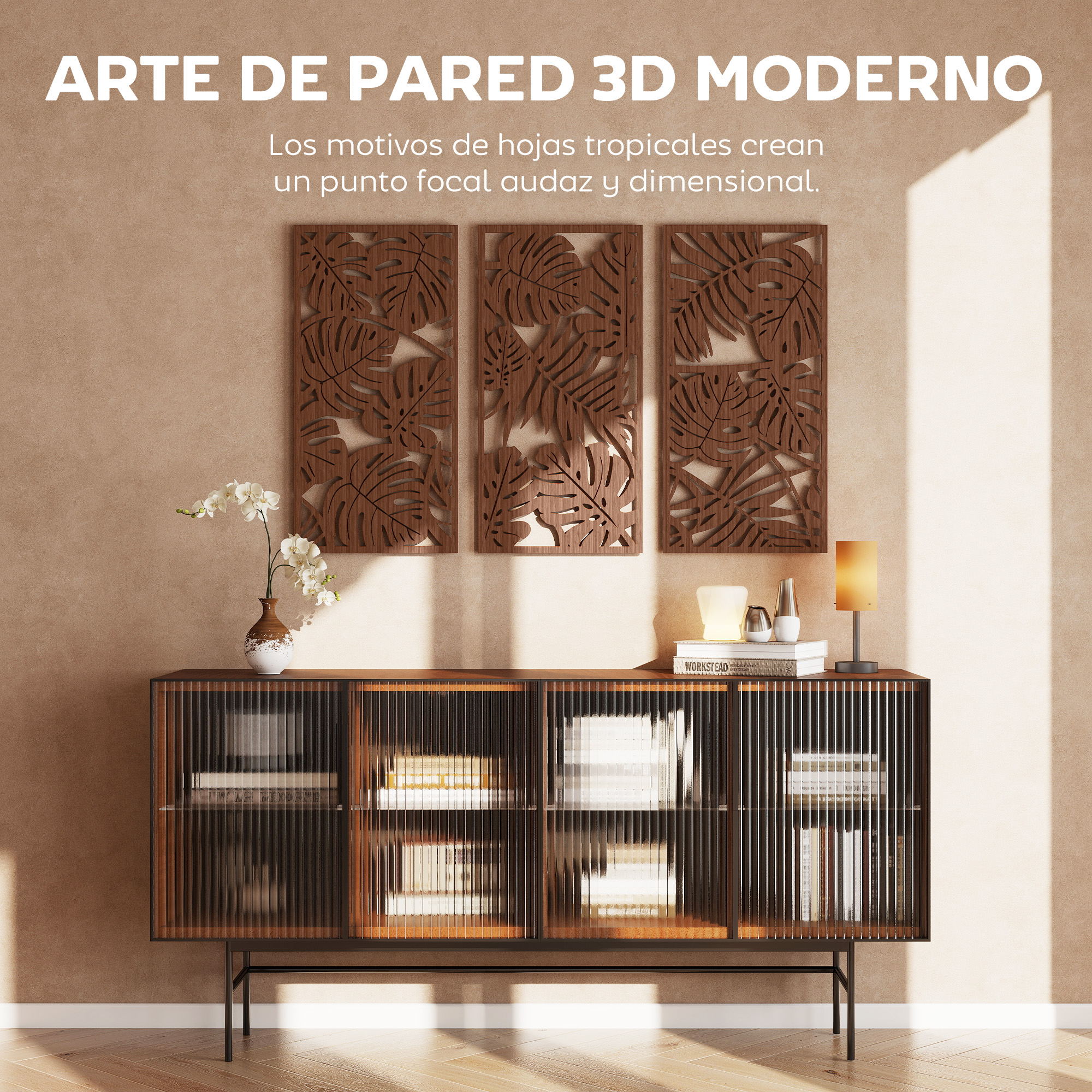 Tres paneles de madera con hojas tropicales cuelgan sobre un aparador moderno con libros, una lámpara y un florero.
