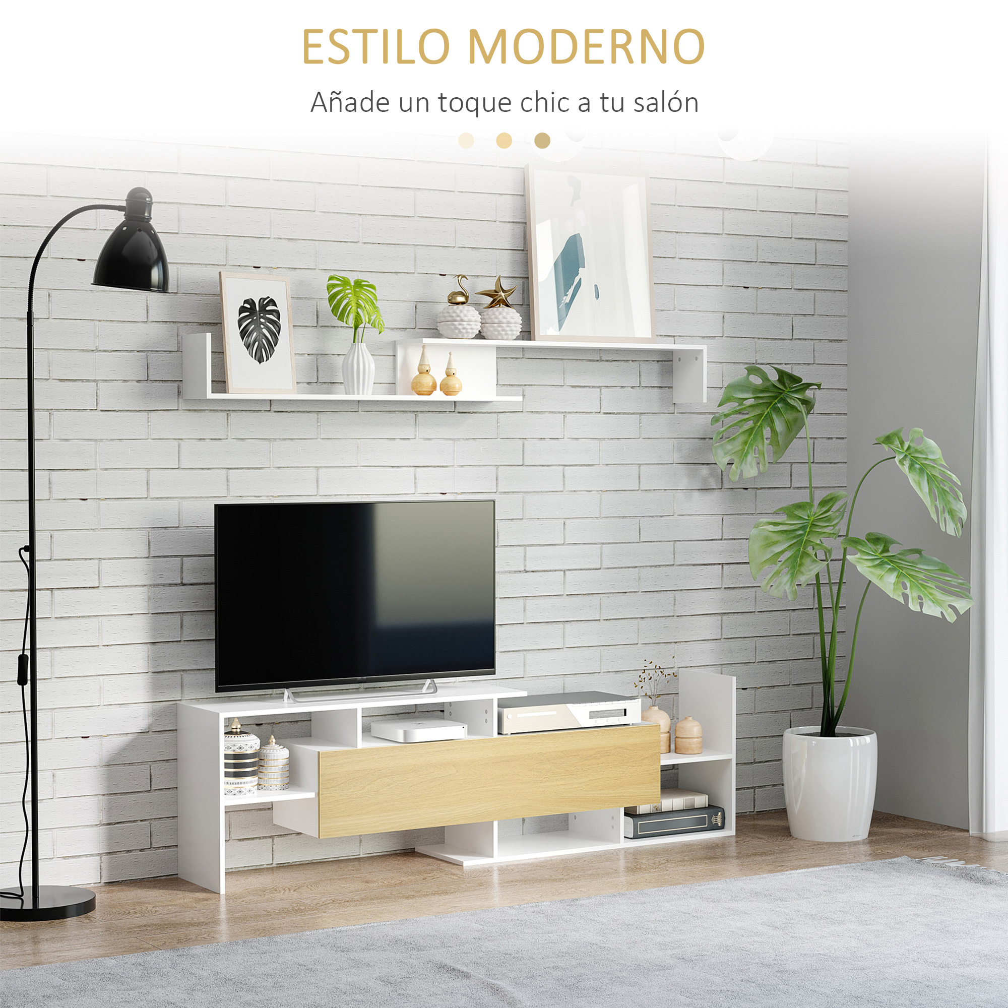 Salón con mueble TV blanco, baldas, televisor negro, lámpara de pie y una gran planta monstera.