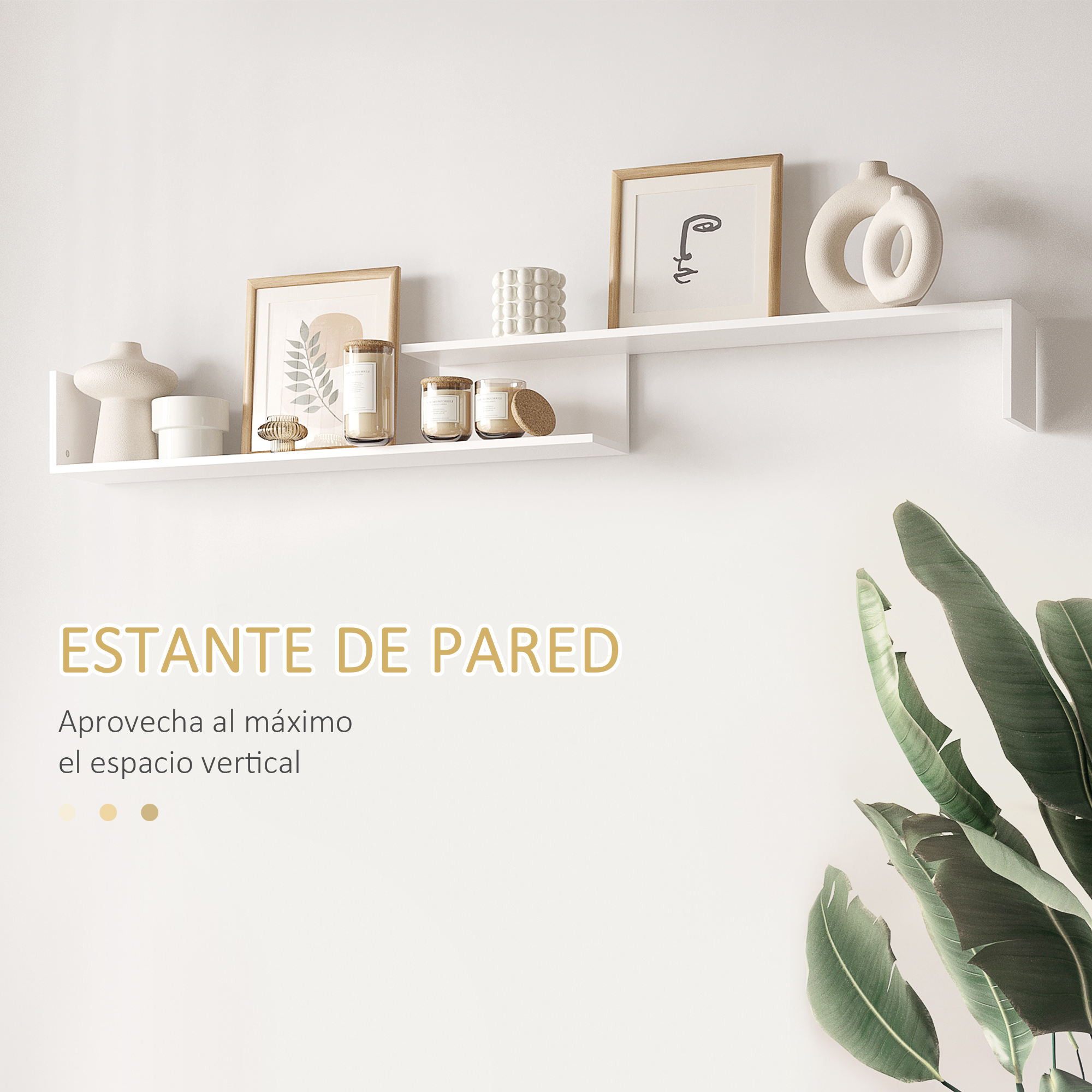 Estantes de pared blancos con jarrones, velas y cuadros, y hojas verdes abajo.