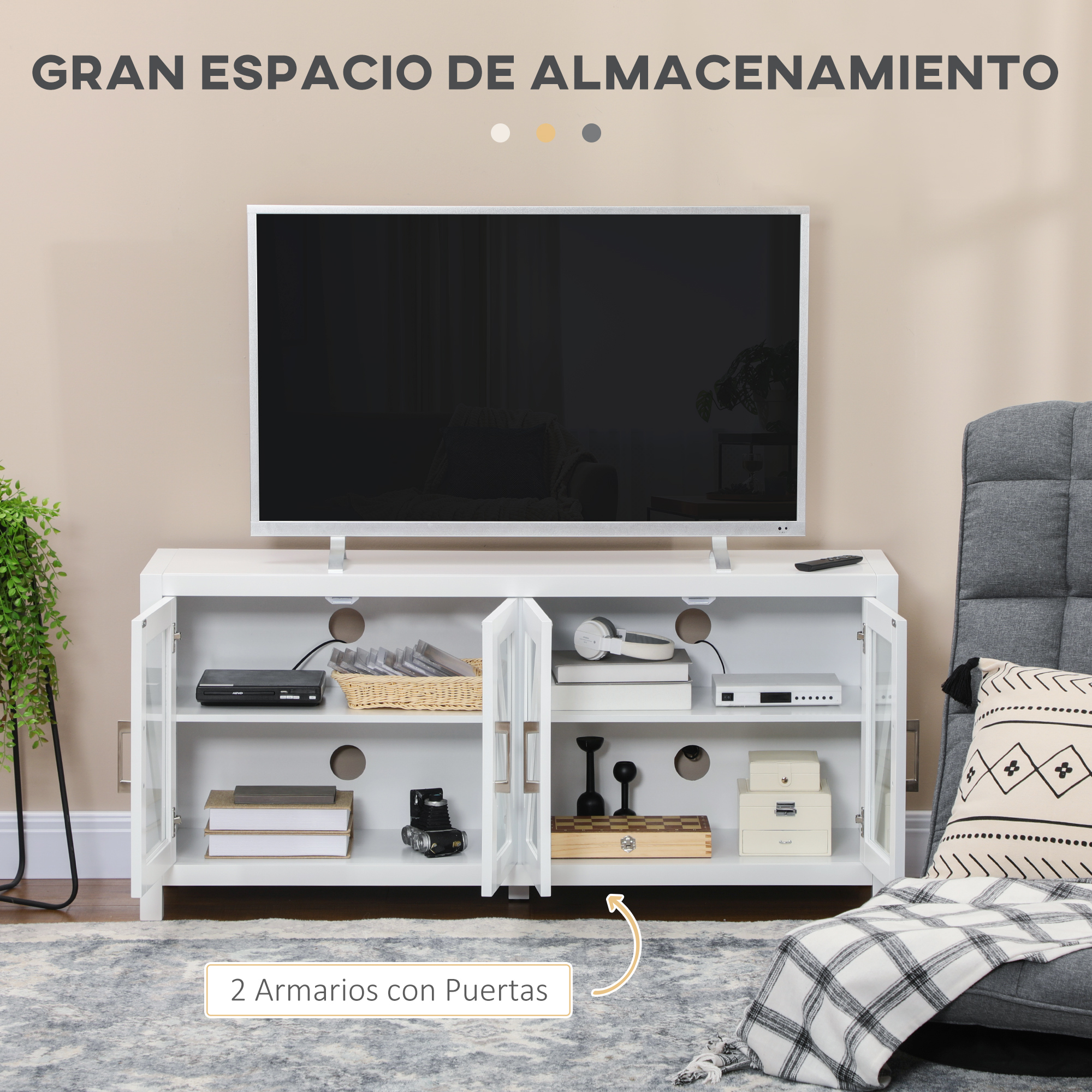 Mueble de TV blanco con puertas de cristal, electrónica y libros, frente a pared beige con sillón gris.